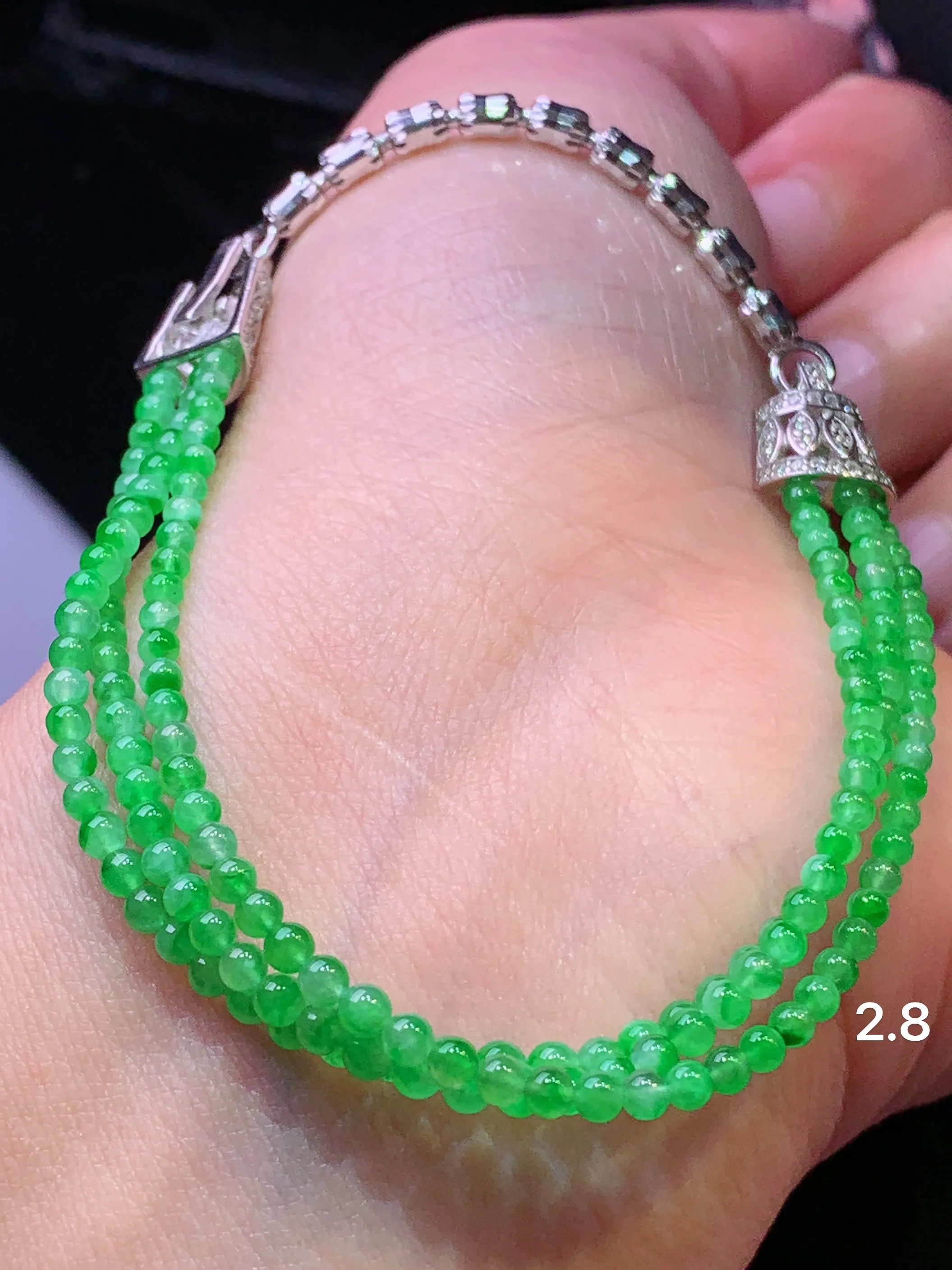 翠绿小米珠手链 玉质细腻 色泽清新艳丽 整体尺寸2.8