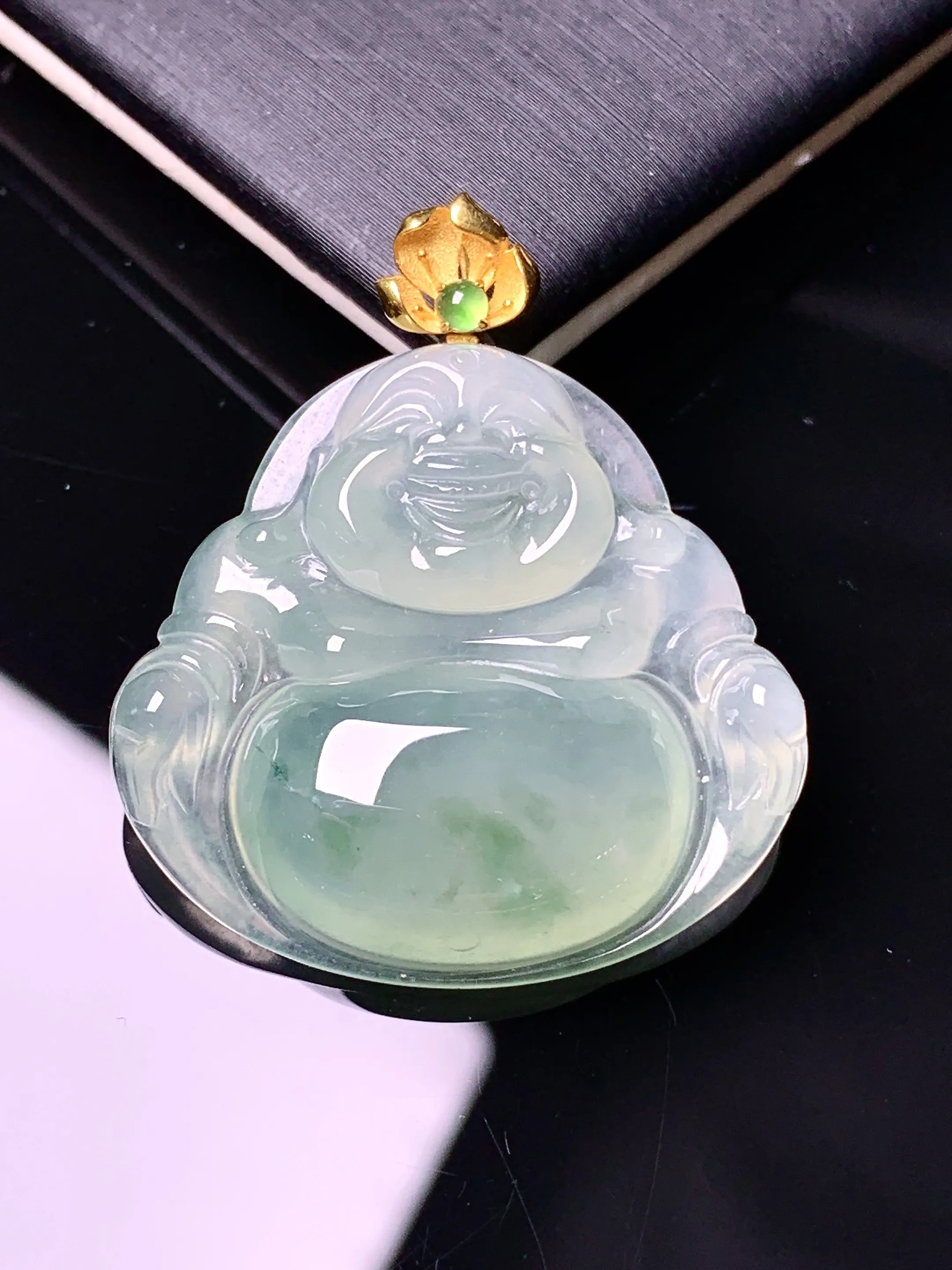 18k金镶嵌飘绿佛公吊坠 玉质细腻 色泽清新艳丽 整体尺寸34*29.6*6.3