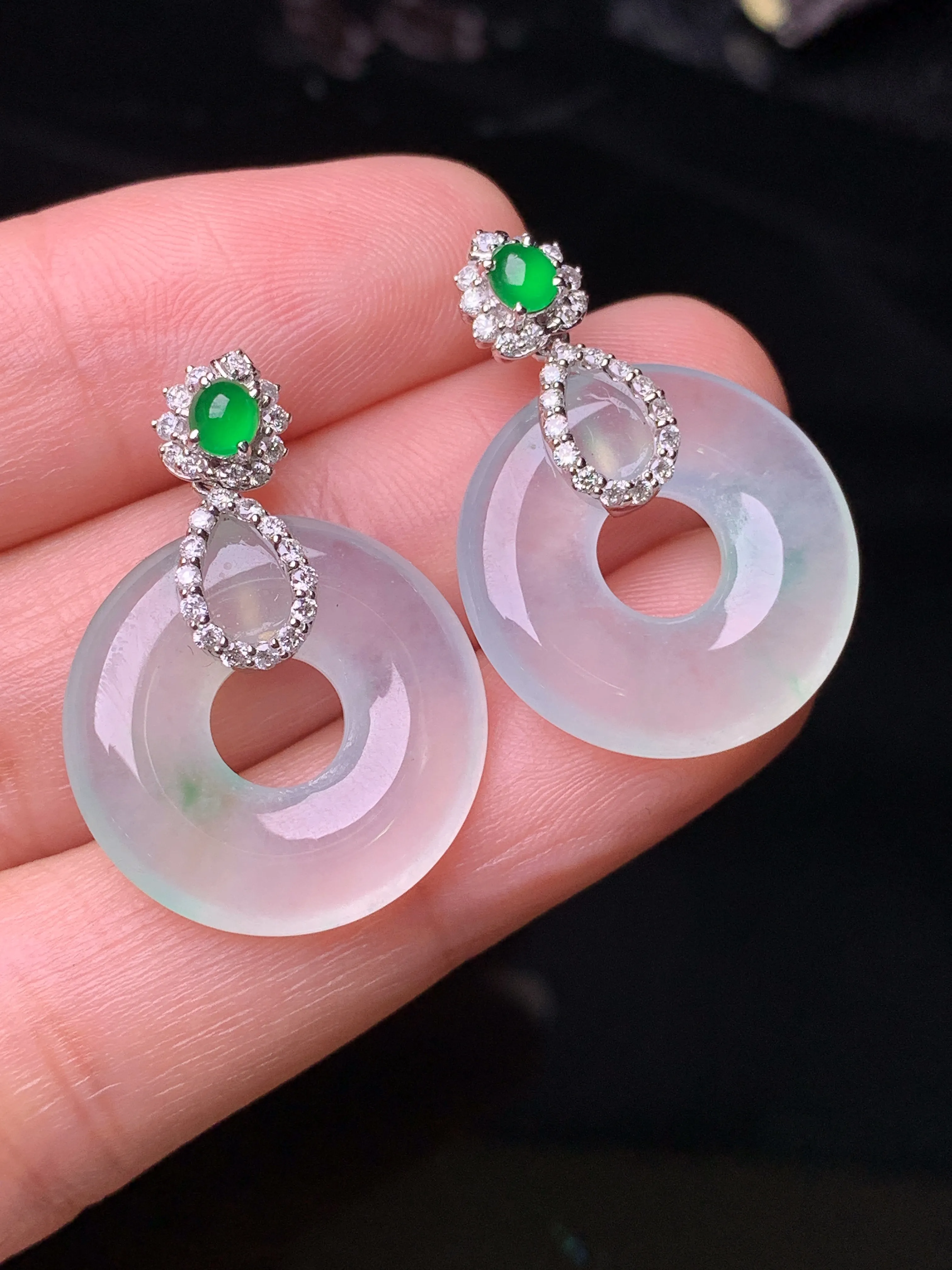 18k金钻镶嵌冰种平安环耳坠 玉质细腻 色泽清新艳丽 整体尺寸27*19*3.6