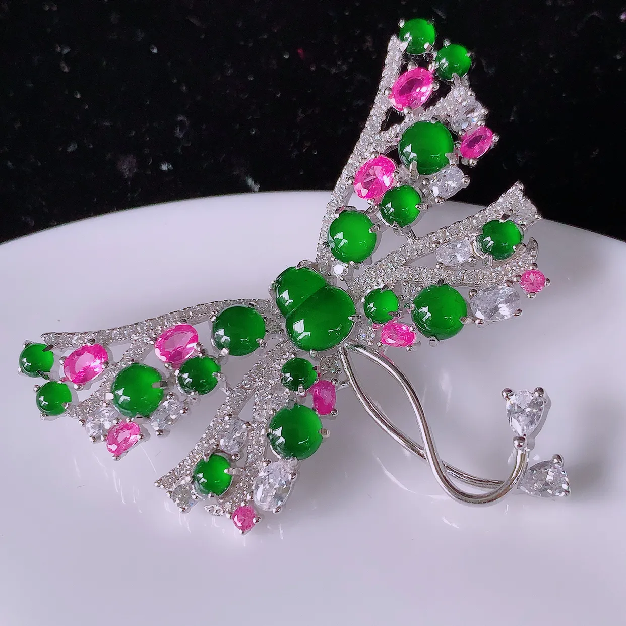 冰透满绿翡翠925银镶嵌胸针，自然光实拍，翠色灵动，颜色漂亮，种老水足，品相佳，佩戴佳品！#97.20整体48*30*9.5葫芦裸石8*5.8