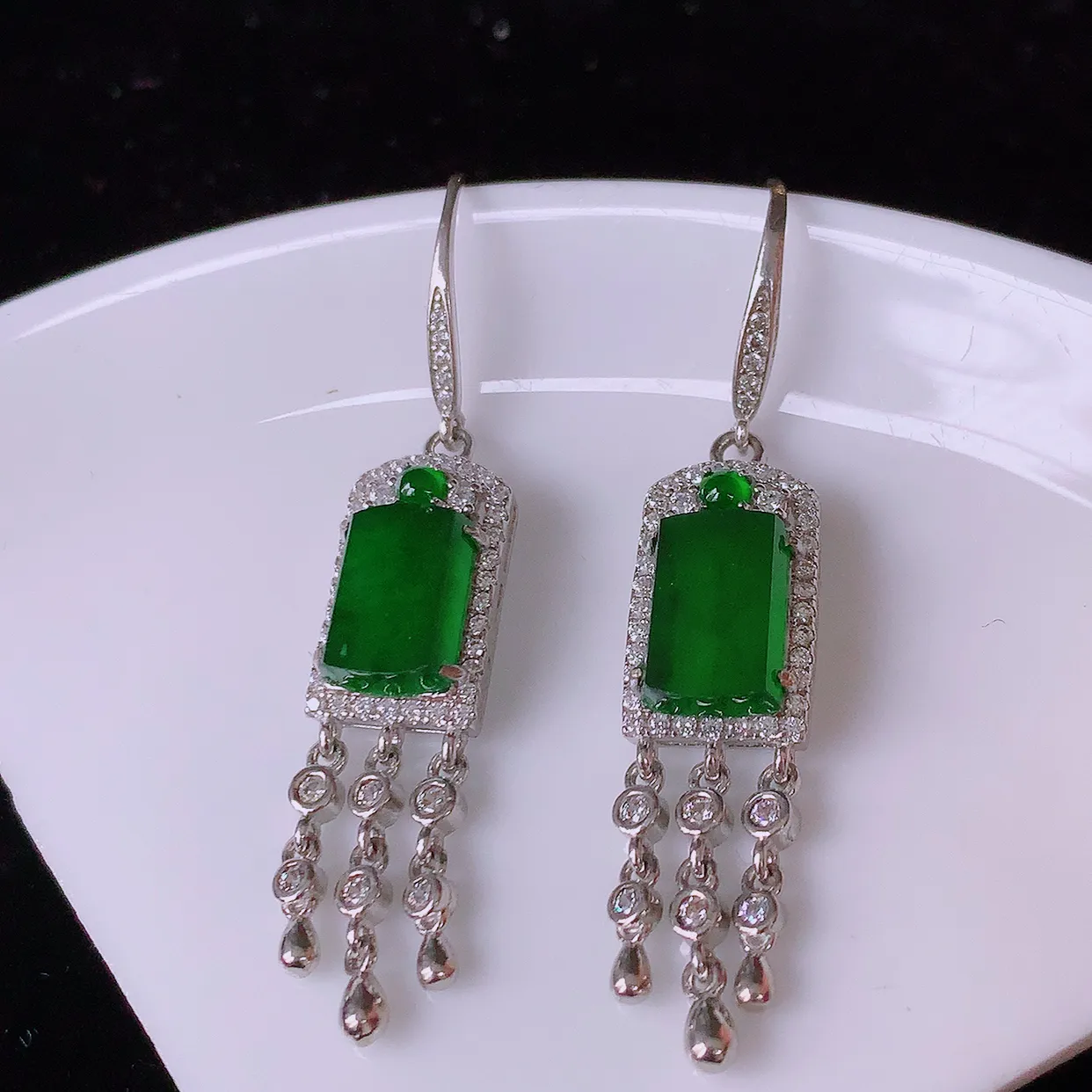 冰透满绿翡翠925银镶嵌耳坠，自然光实拍，翠色灵动，颜色漂亮，种老水足，品相佳，佩戴佳品！#97.20整体48.5*9.5*6裸石10/7