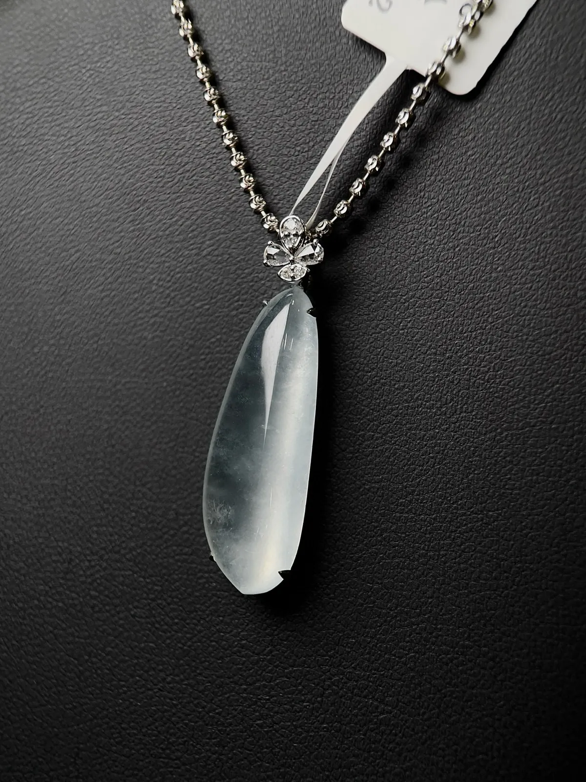 18k镶嵌 冰种随形坠
【尺寸】28.2-9.9-4.2