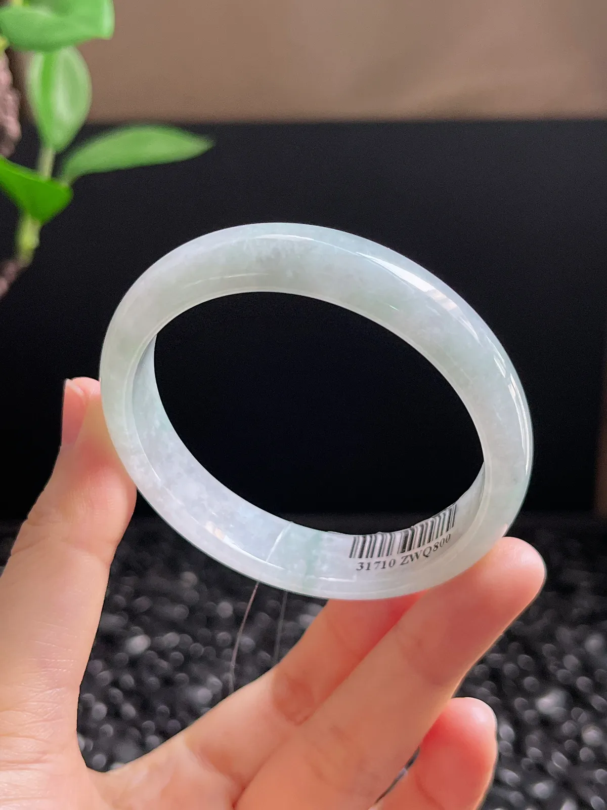 贵妃镯54.4圈口，翡翠冰糯种浅绿色手镯