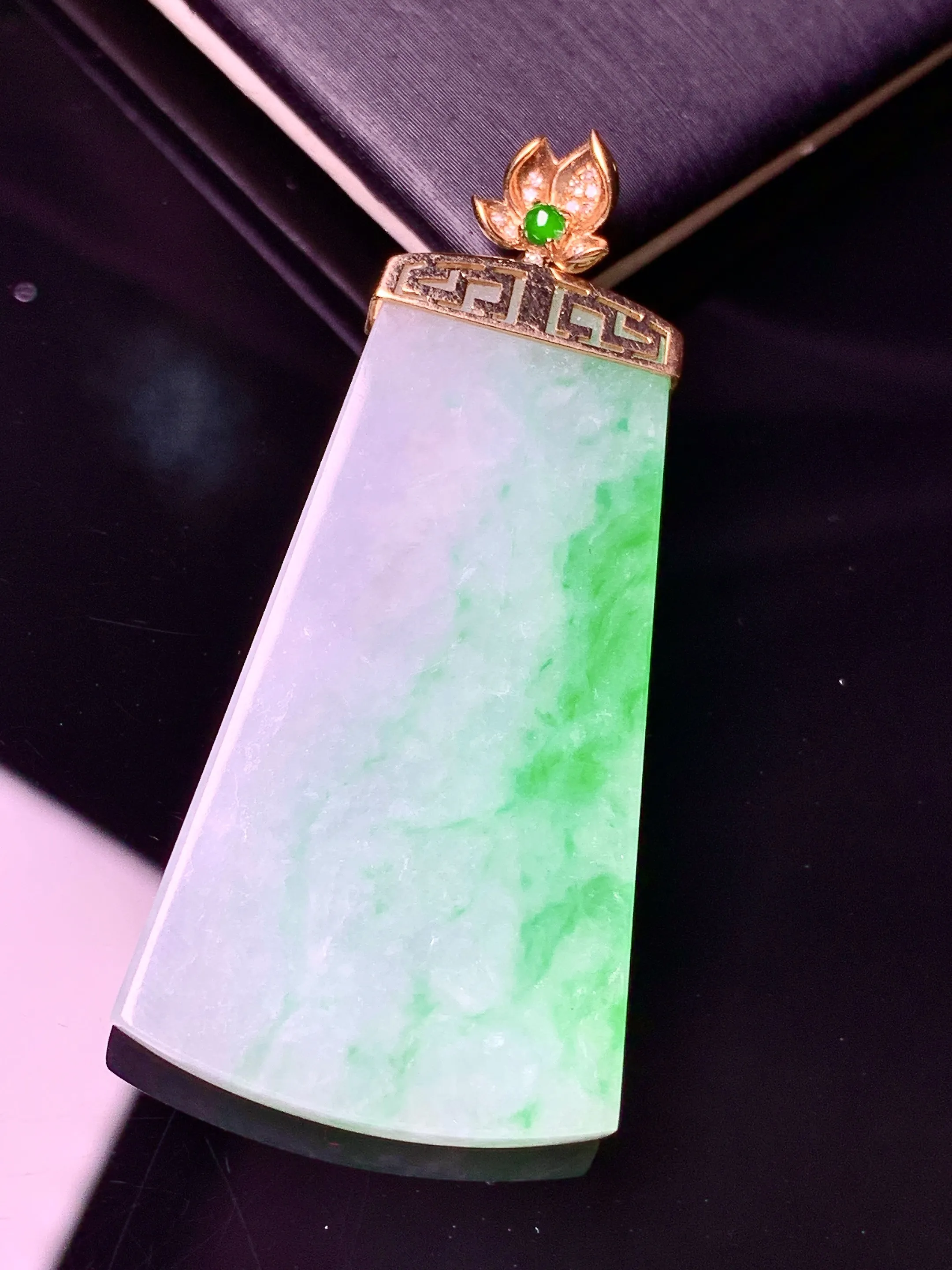 18k金镶嵌飘绿无事牌吊坠 玉质细腻 色泽清新艳丽 整体尺寸48.8*22.5*3.5
