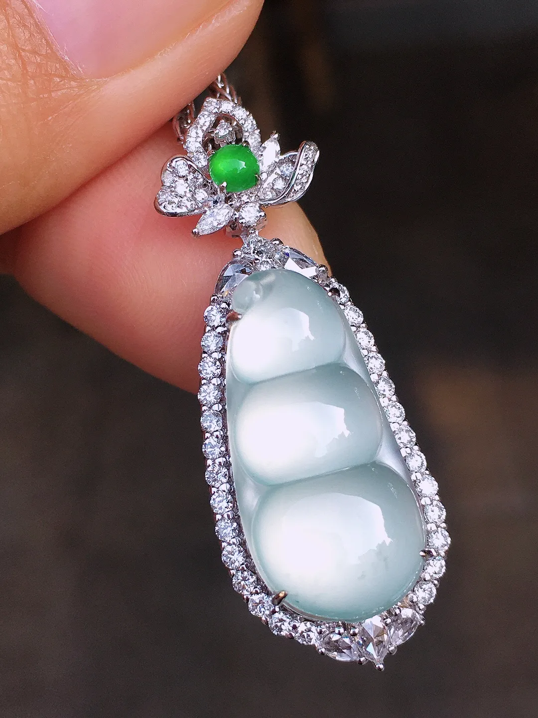 冰种福豆吊坠，玉质细腻，荧光感超
强，饱满圆润，尽显优雅气质，18k
金豪华镶嵌