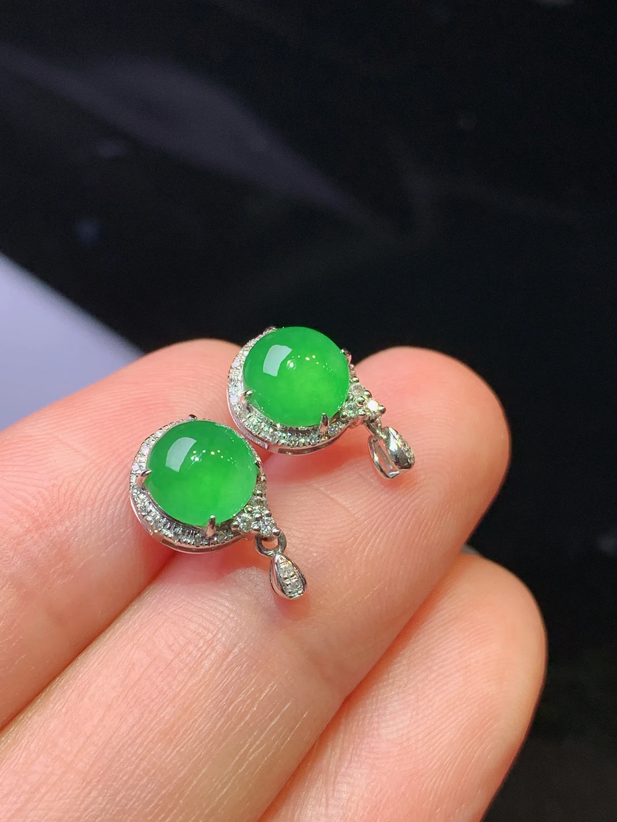 满绿蛋面耳钉 玉质细腻 色泽清新艳丽 整体尺寸13*8*6