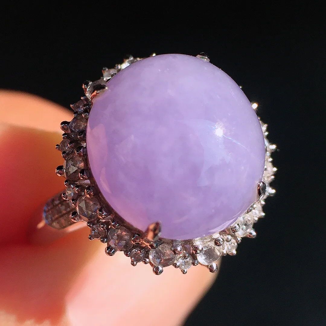 紫罗兰蛋面戒指，色泽均匀艳丽，玉质细腻，荧光感超
强，饱满圆润，尽显优雅气质，18k
金豪华镶嵌