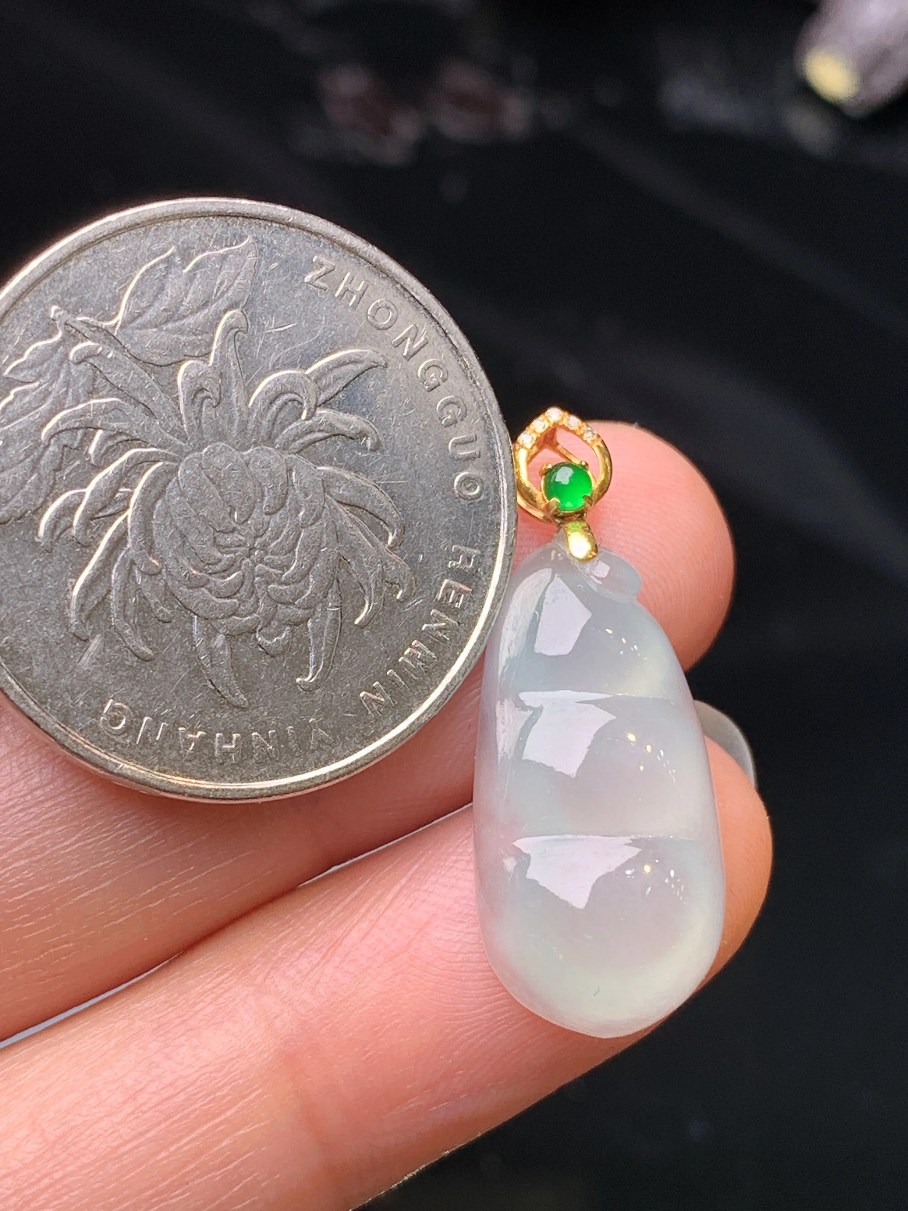 18k金镶嵌冰种四季豆吊坠 玉质细腻 色泽清新艳丽 整体尺寸27*10.8*5.2