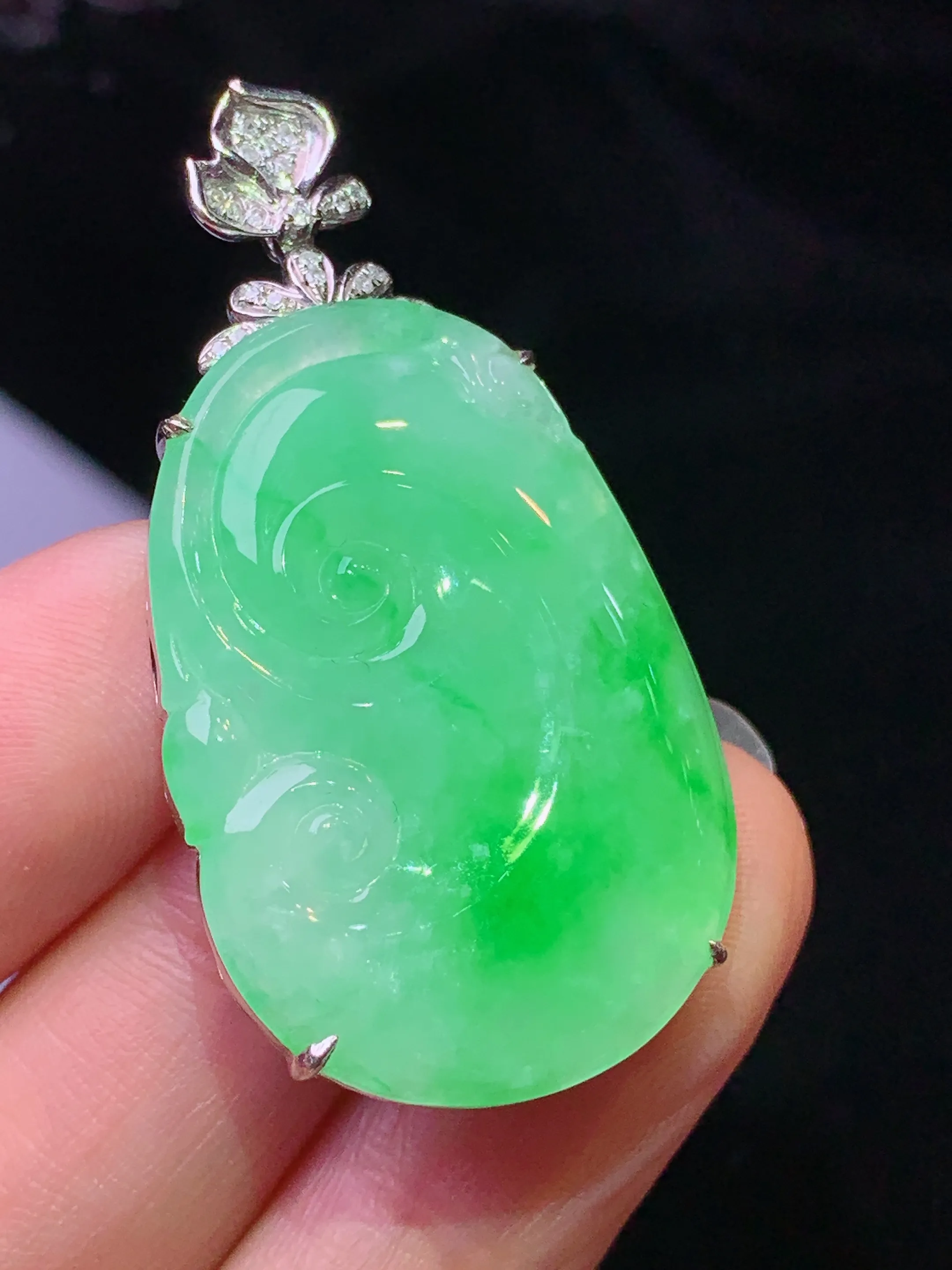 18k金钻镶嵌翠绿如意吊坠 玉质细腻 色泽清新艳丽 整体尺寸42.5*22.2*6