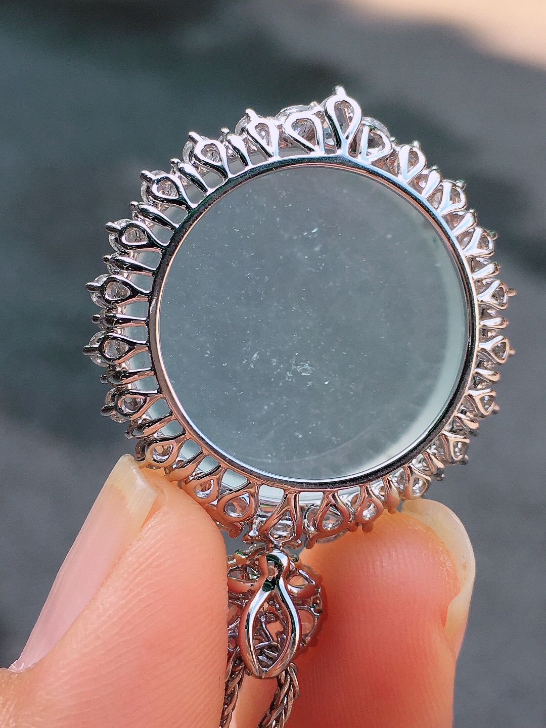 冰种平安扣吊坠，玉质细腻，荧光感超
强，饱满圆润，尽显优雅气质，18k
金豪华镶嵌