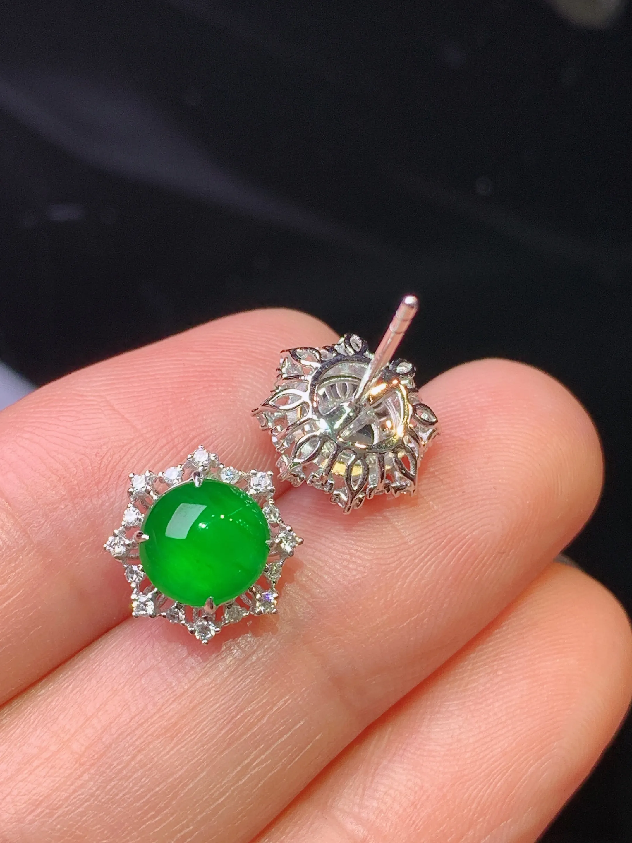 18k金钻镶嵌满绿蛋面耳钉 玉质细腻 色泽清新艳丽 整体尺寸11.3*7.8