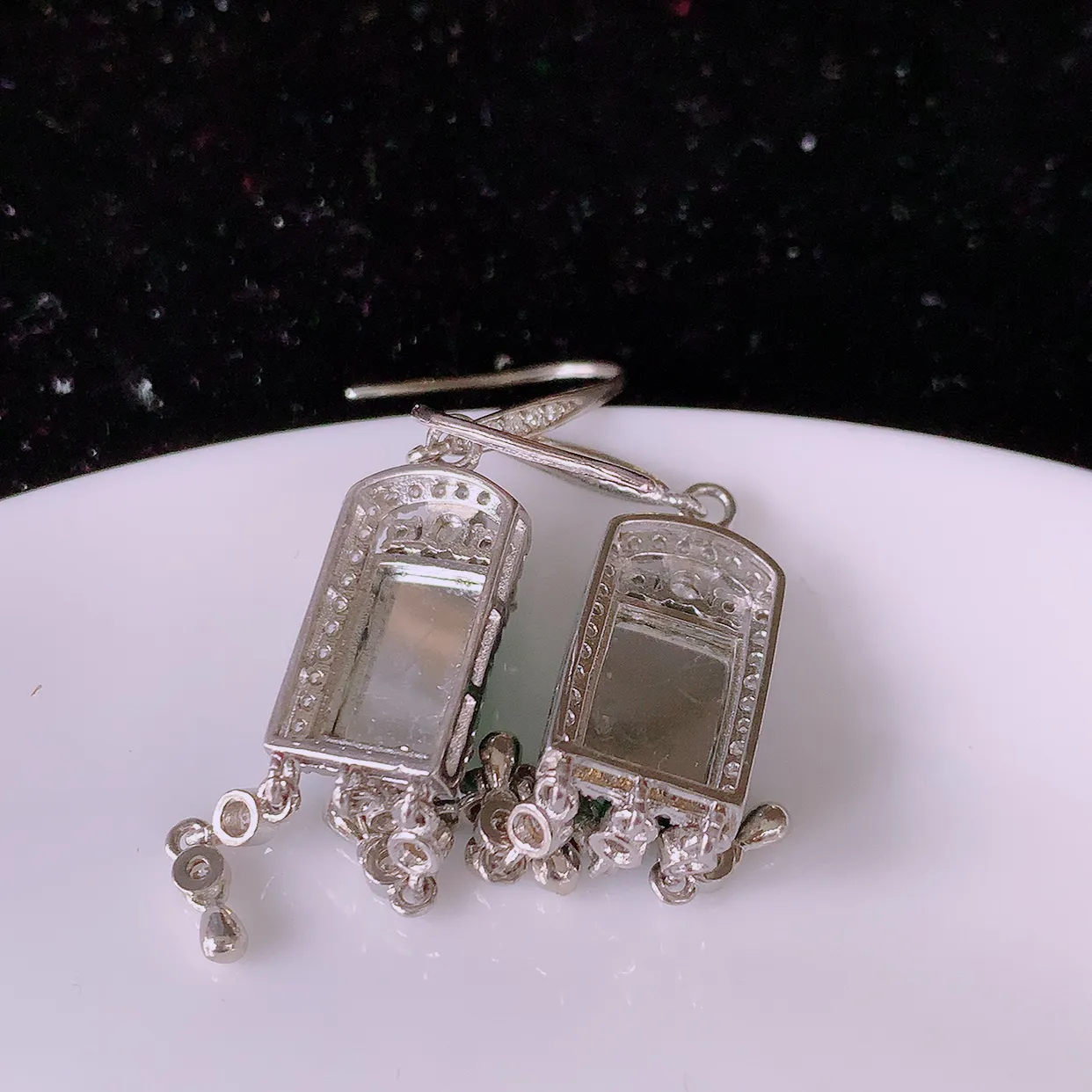 冰透满绿翡翠925银镶嵌耳坠，自然光实拍，翠色灵动，颜色漂亮，种老水足，品相佳，佩戴佳品！#97.20整体48.5*9.5*6裸石10/7