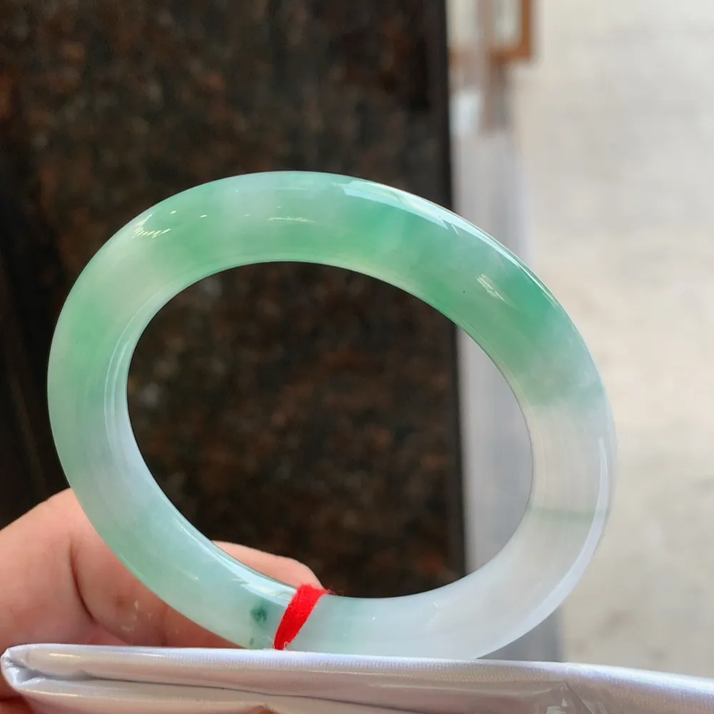 圆条冰绿 无瑕 尺寸:53.3/10/9.8 种色兼备