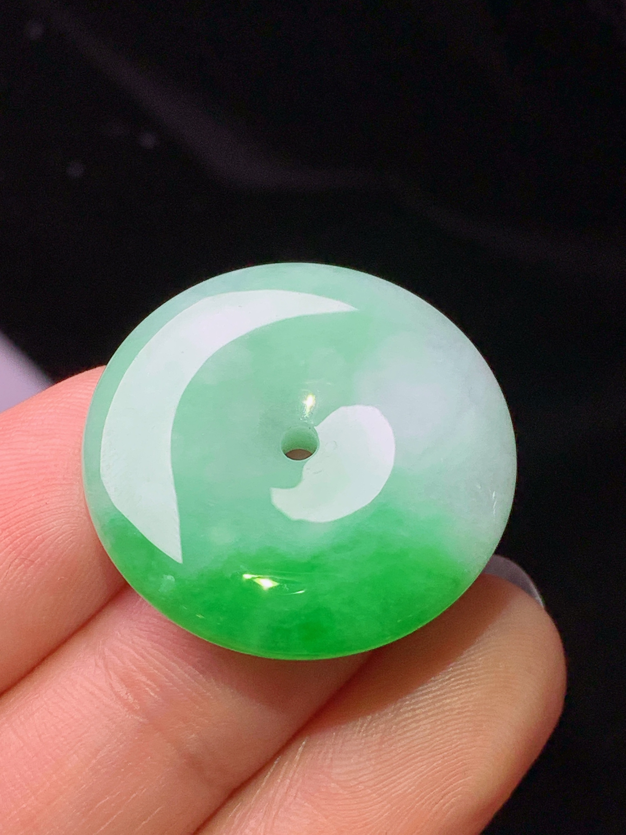 翠绿平安扣吊坠 玉质细腻 色泽清新艳丽 整体尺寸25*5.2