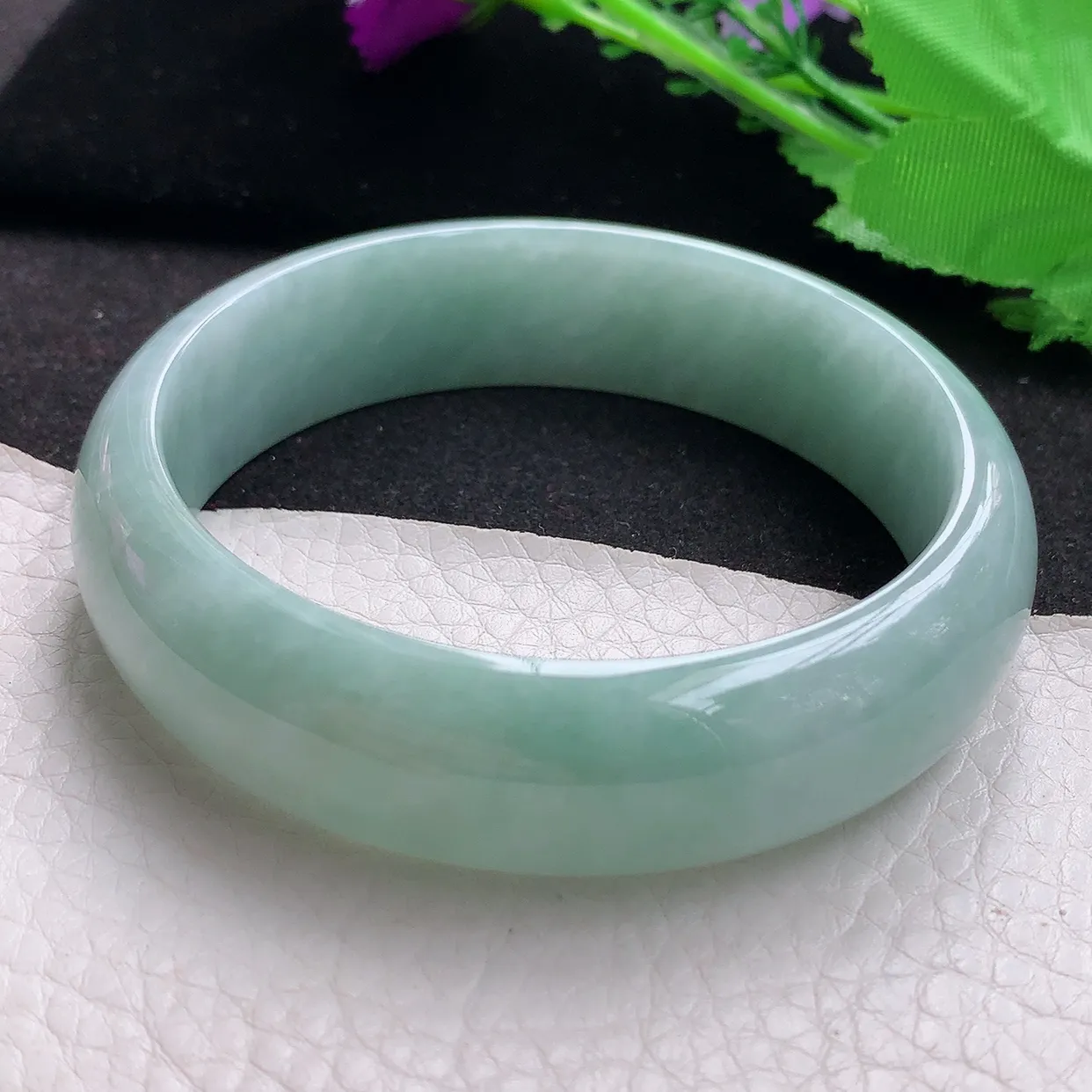 js大圈口62*17.3*7.5轮胎镯 缅甸翡翠a货水润浅绿宽边玉手镯玉手环