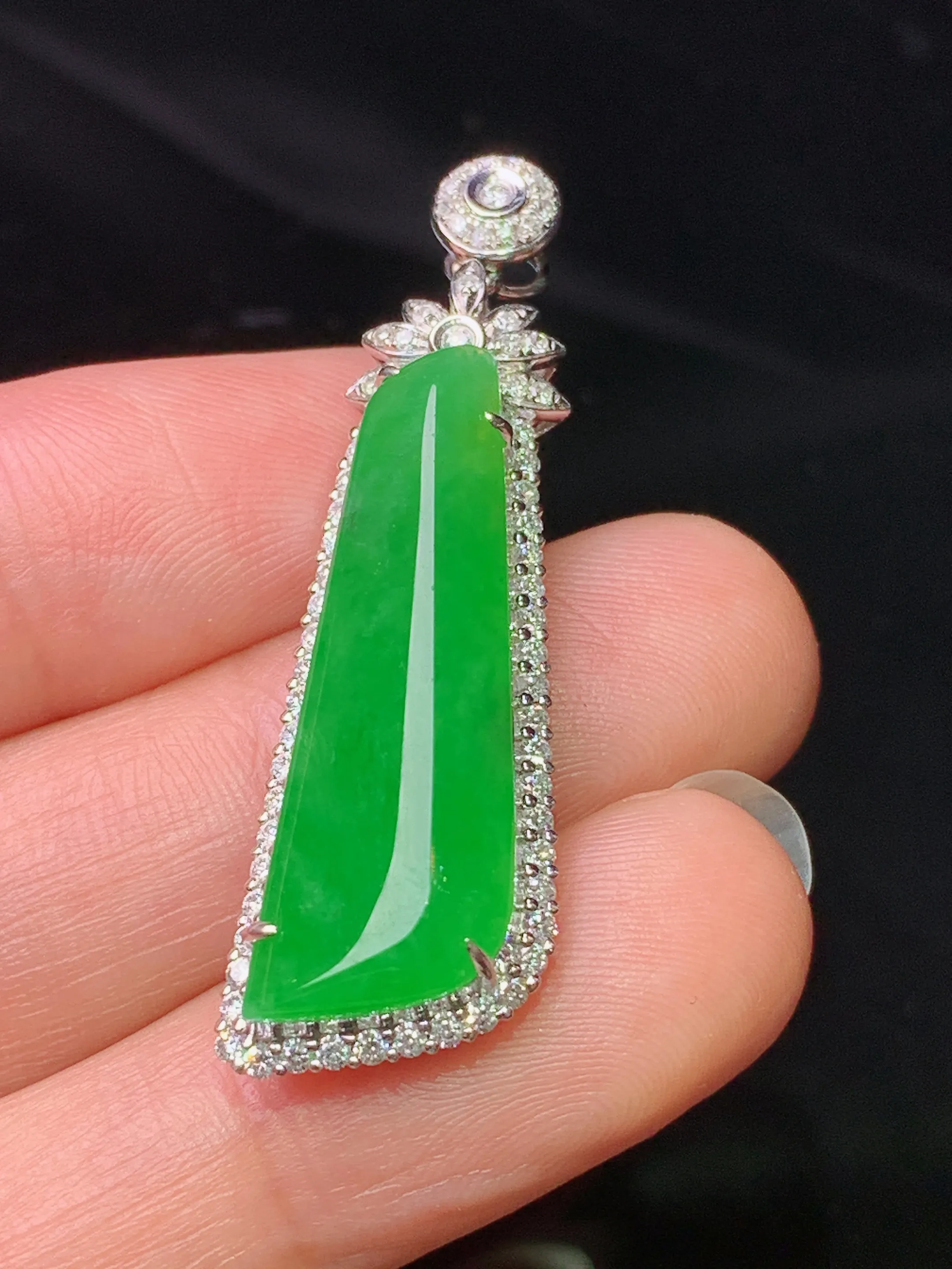 18k金钻镶嵌满绿随形吊坠 玉质细腻 色泽清新艳丽 整体尺寸41.5*12.5*8.5