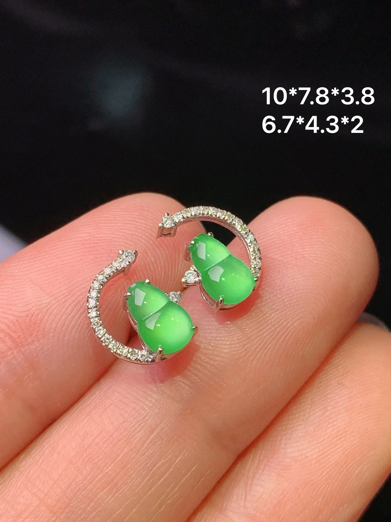 18k金钻镶嵌翠绿葫芦耳钉吊坠 玉质细腻 色泽清新艳丽 整体尺寸10*7.8*3.8