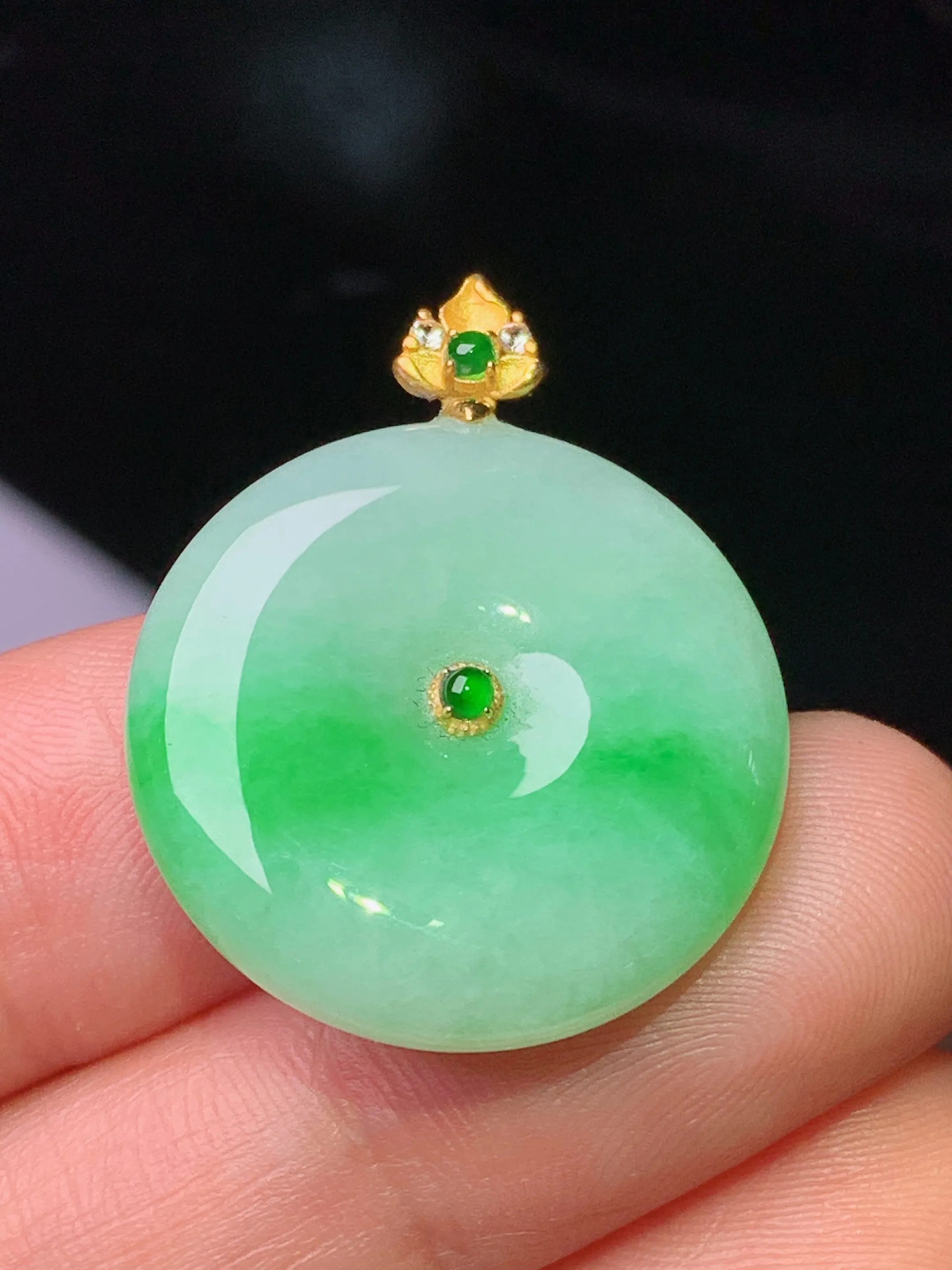 18k金钻镶嵌翠绿平安扣吊坠 玉质细腻 色泽清新艳丽 整体尺寸28.7*22.7*5.8