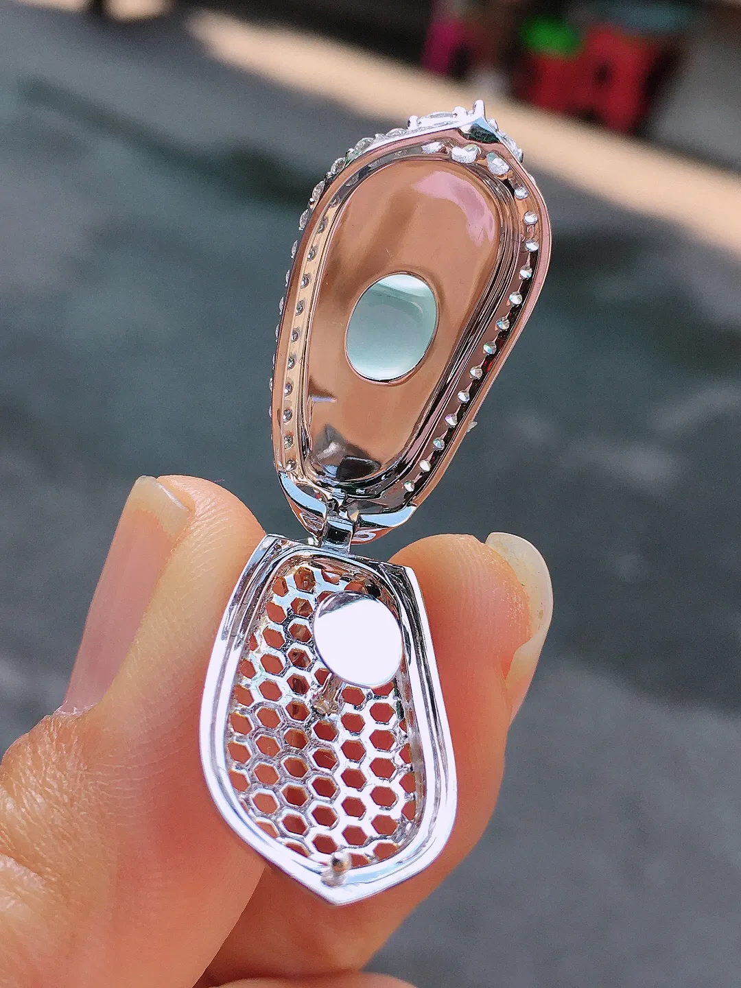 冰种福豆吊坠，玉质细腻，荧光感超
强，饱满圆润，尽显优雅气质，18k
金豪华镶嵌