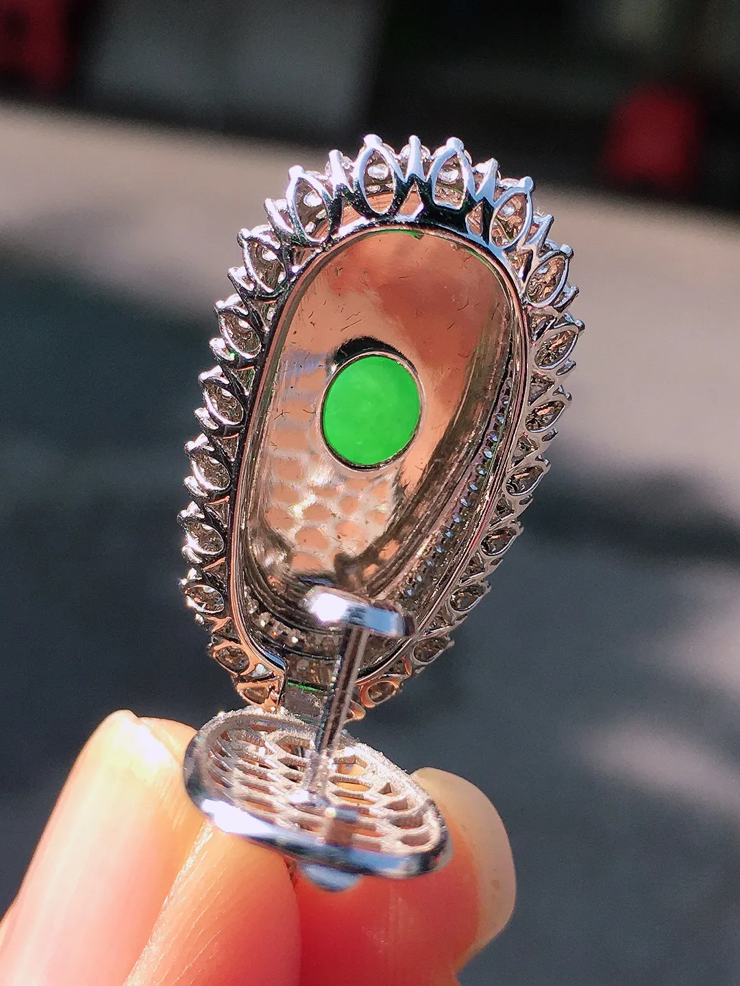 阳绿福豆吊坠，色泽均匀艳丽，玉质细腻，荧光感超
强，饱满圆润，尽显优雅气质，18k
金豪华镶嵌