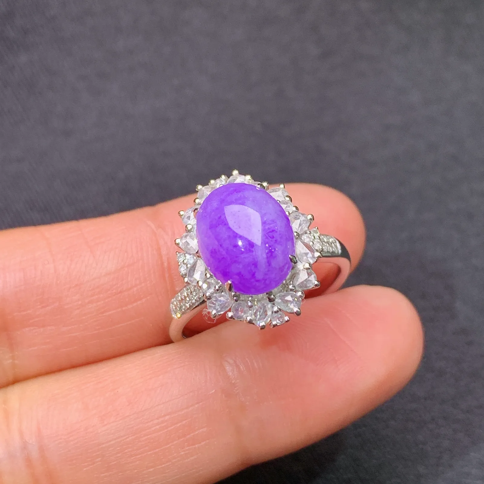 紫罗兰蛋面戒指，18k金镶嵌，温润细腻，颜色浓郁 尺寸14 裸石10.4*8.1*4.3