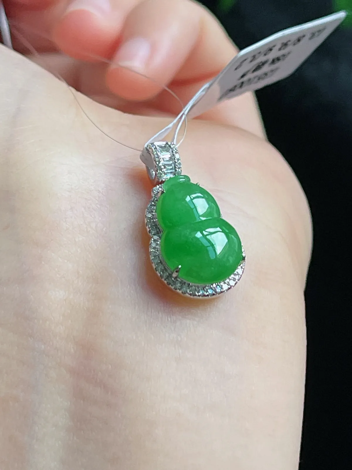 18k金镶嵌翡翠糯化种绿色葫芦