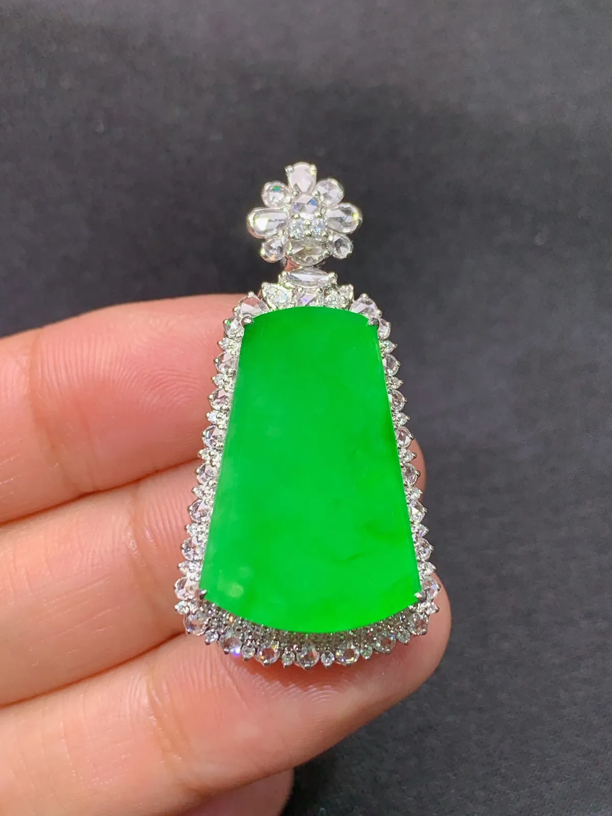 阳绿无事牌吊坠，18k金镶嵌，冰润色阳，种老水足 zhe尺寸38.6*19.8*9.8