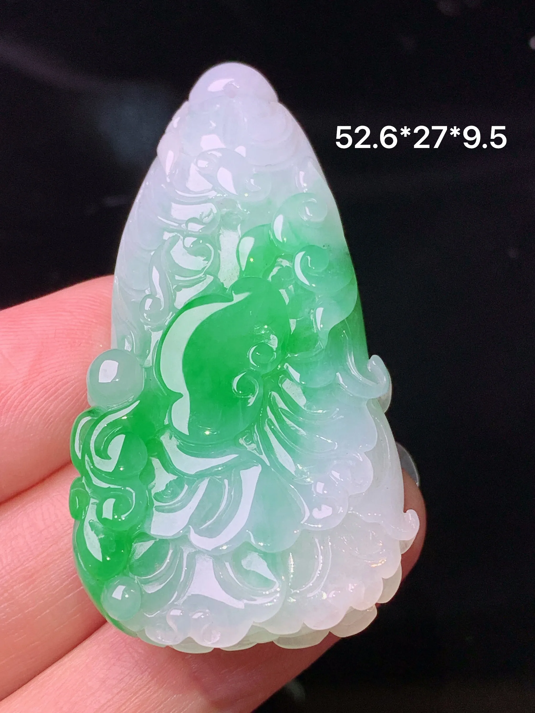 飘绿白菜吊坠 玉质细腻 色泽清新艳丽 整体尺寸52.6*27*9.5