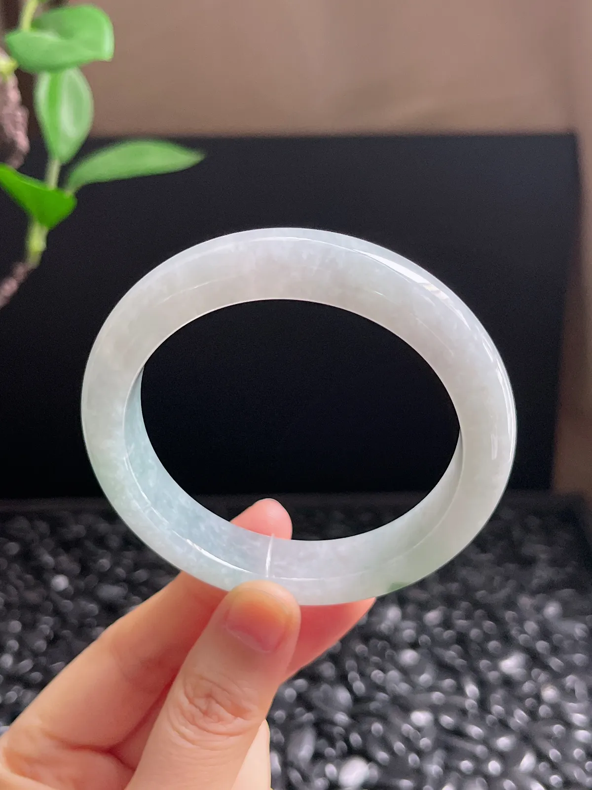 正圈56.2圈口，翡翠冰糯种飘绿手镯