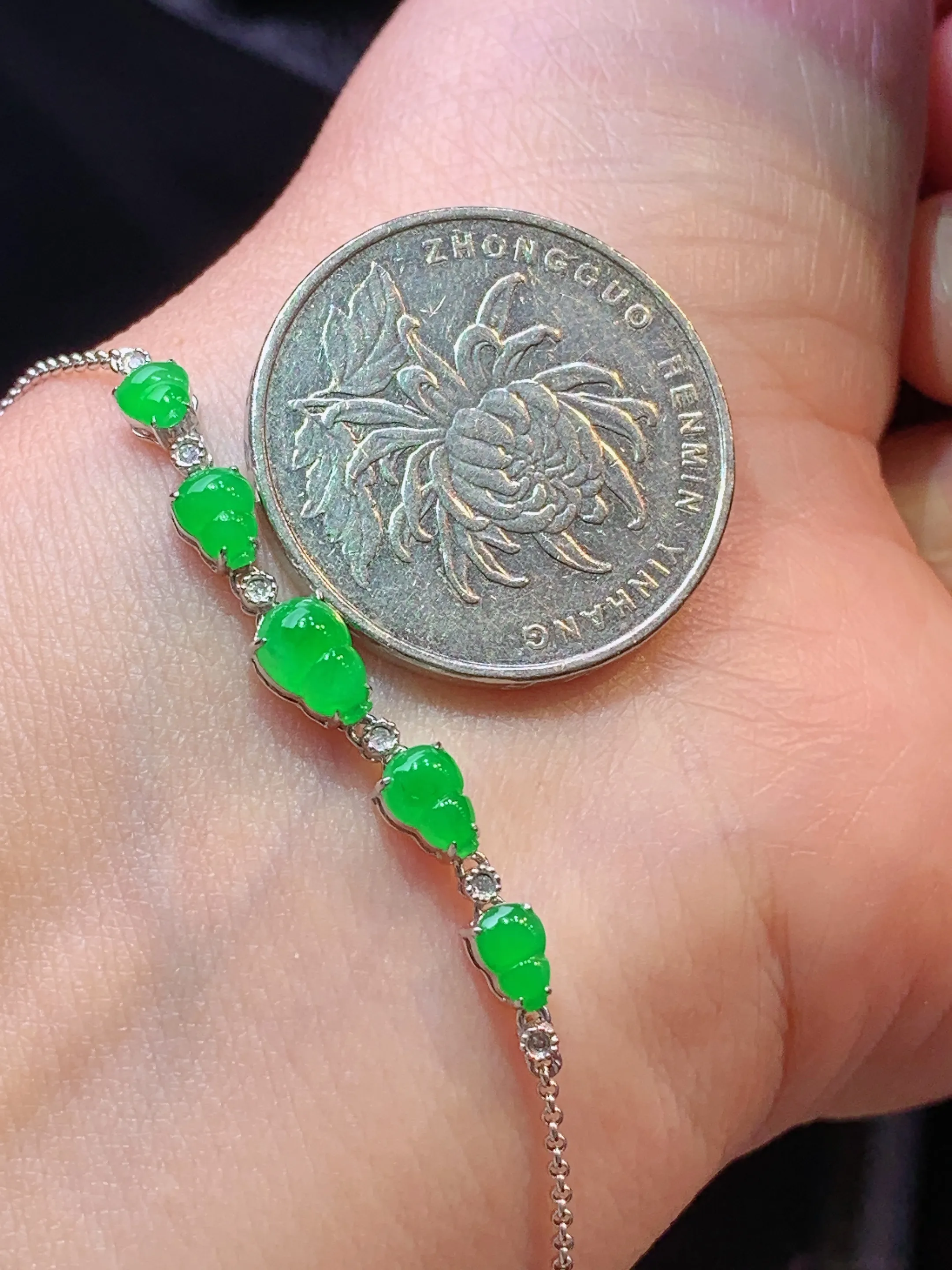 18k金钻镶嵌满绿葫芦手链 玉质细腻 色泽清新艳丽 整体尺寸41*4.3*4.3