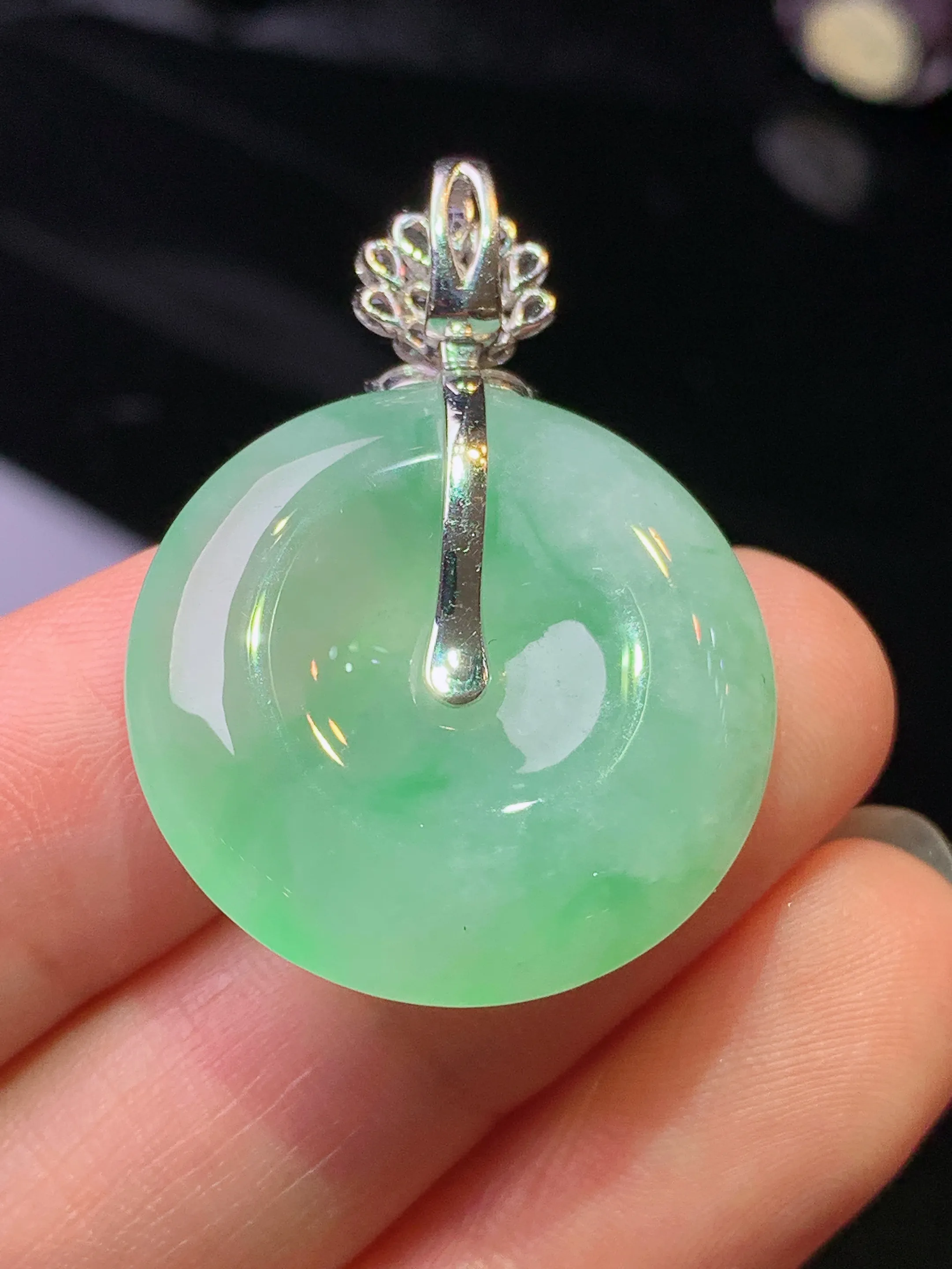 18k金钻镶嵌飘绿平安扣吊坠 玉质细腻 色泽清新艳丽 整体尺寸33.8*24.5*6.2