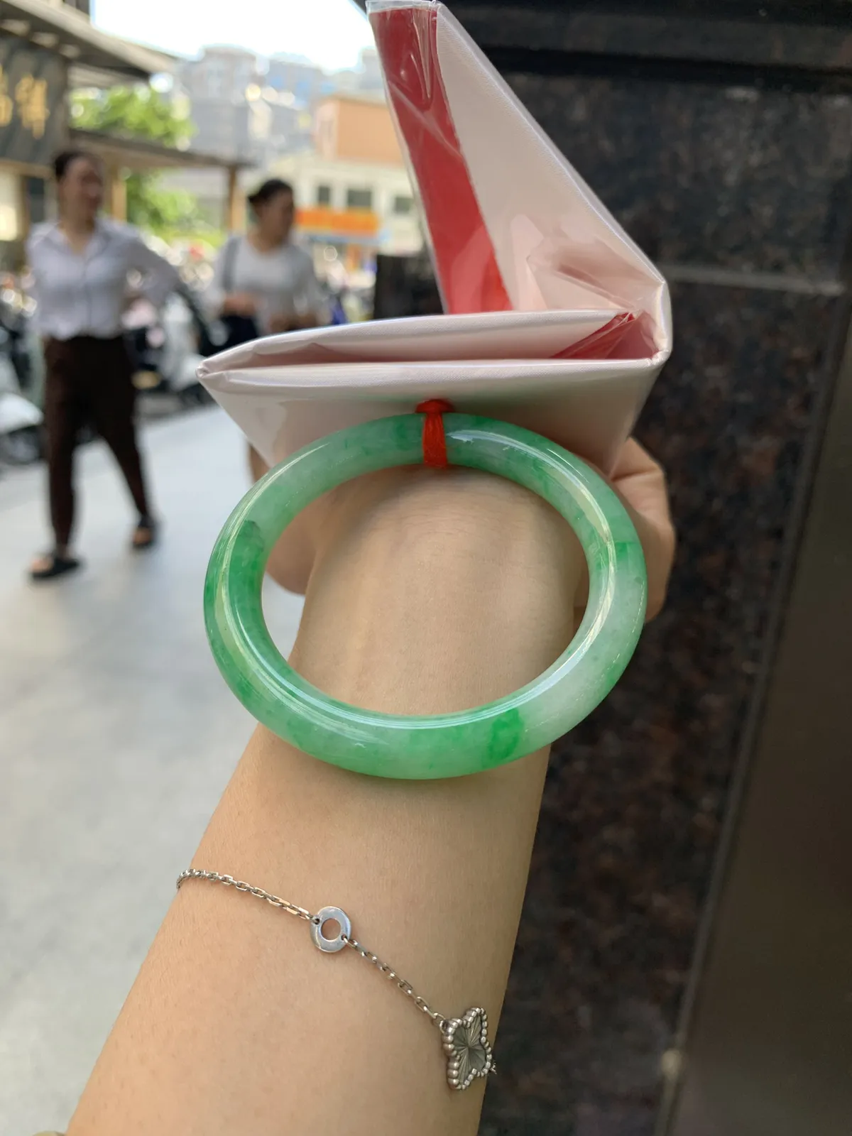 私人链接#满绿美人条
51.6-8.4-8.8
完美，底妆细腻，近满绿鲜艳青翠，色泽均匀分布，举手投足之间散发出来的贵气感