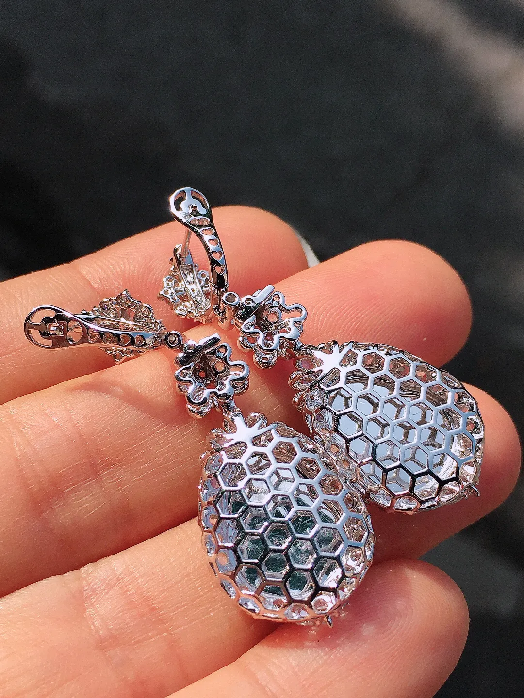 阳绿葫芦耳坠，色泽均匀艳丽，玉质细腻，荧光感超
强，饱满圆润，尽显优雅气质，18k
金豪华镶嵌