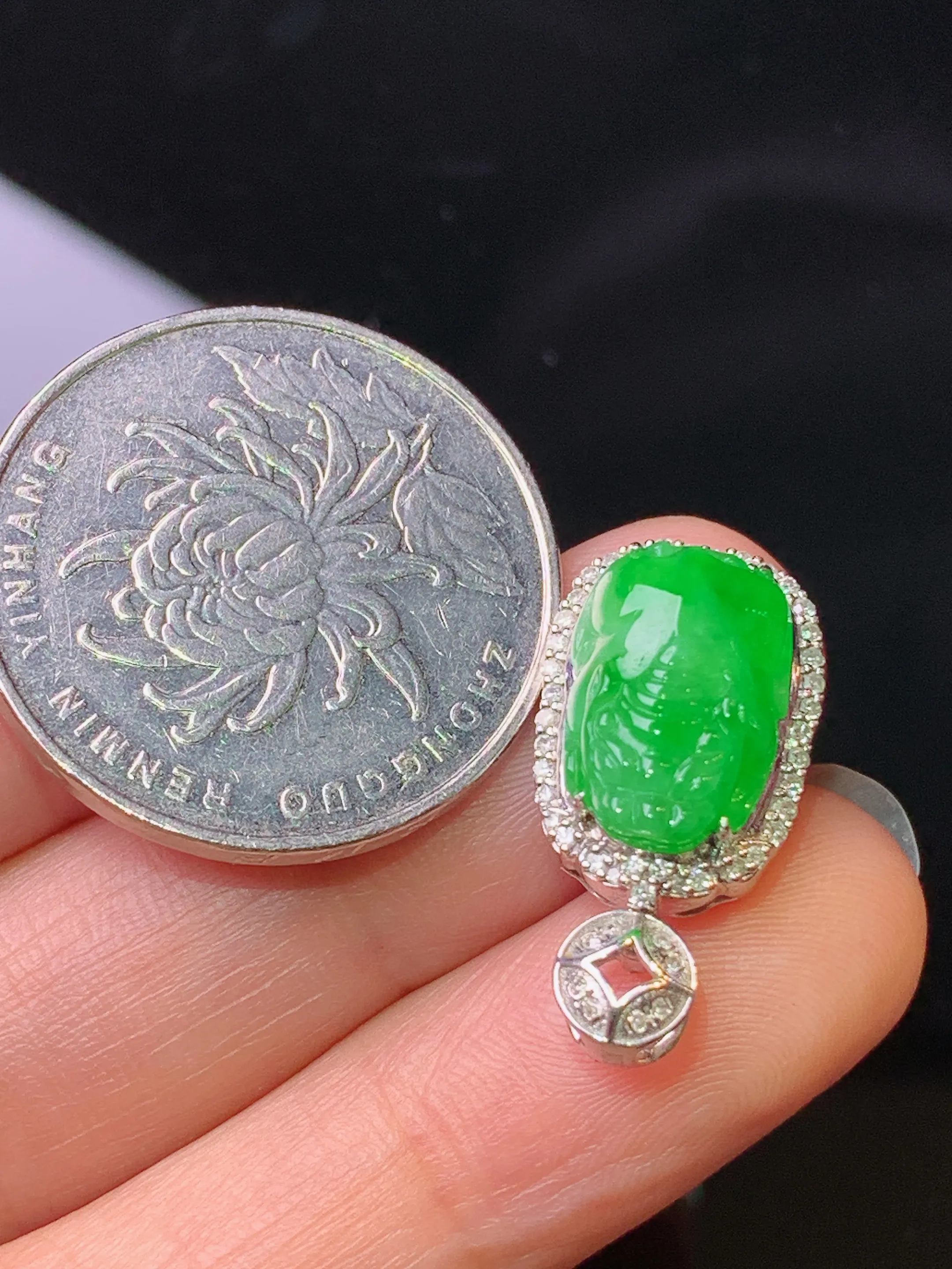 18k金钻镶嵌满绿貔貅吊坠 玉质细腻 色泽清新艳丽 整体尺寸25.2*11.6*9