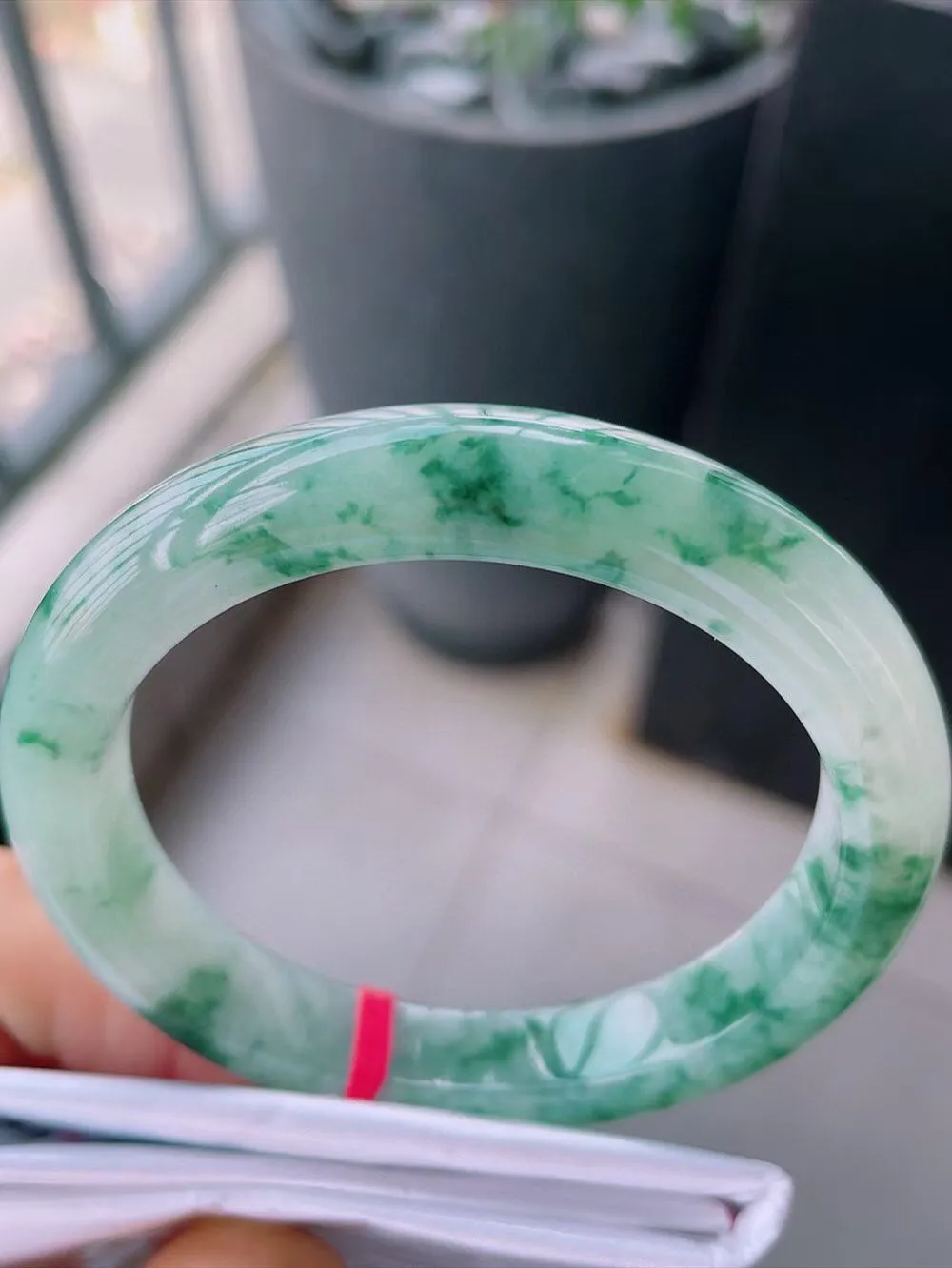 【翡翠名称】老种冰飘花54正圈口翡翠手镯
【翡翠尺寸】54-10.3-8.5mm适合53-55正圈口佩戴
【翡翠描述】宝贝种老水足，玉质细腻，色泽靓丽，性价比高，佩戴效果好！
【其它赠送】权威证书/精美挂绳盒子/支持全国复检