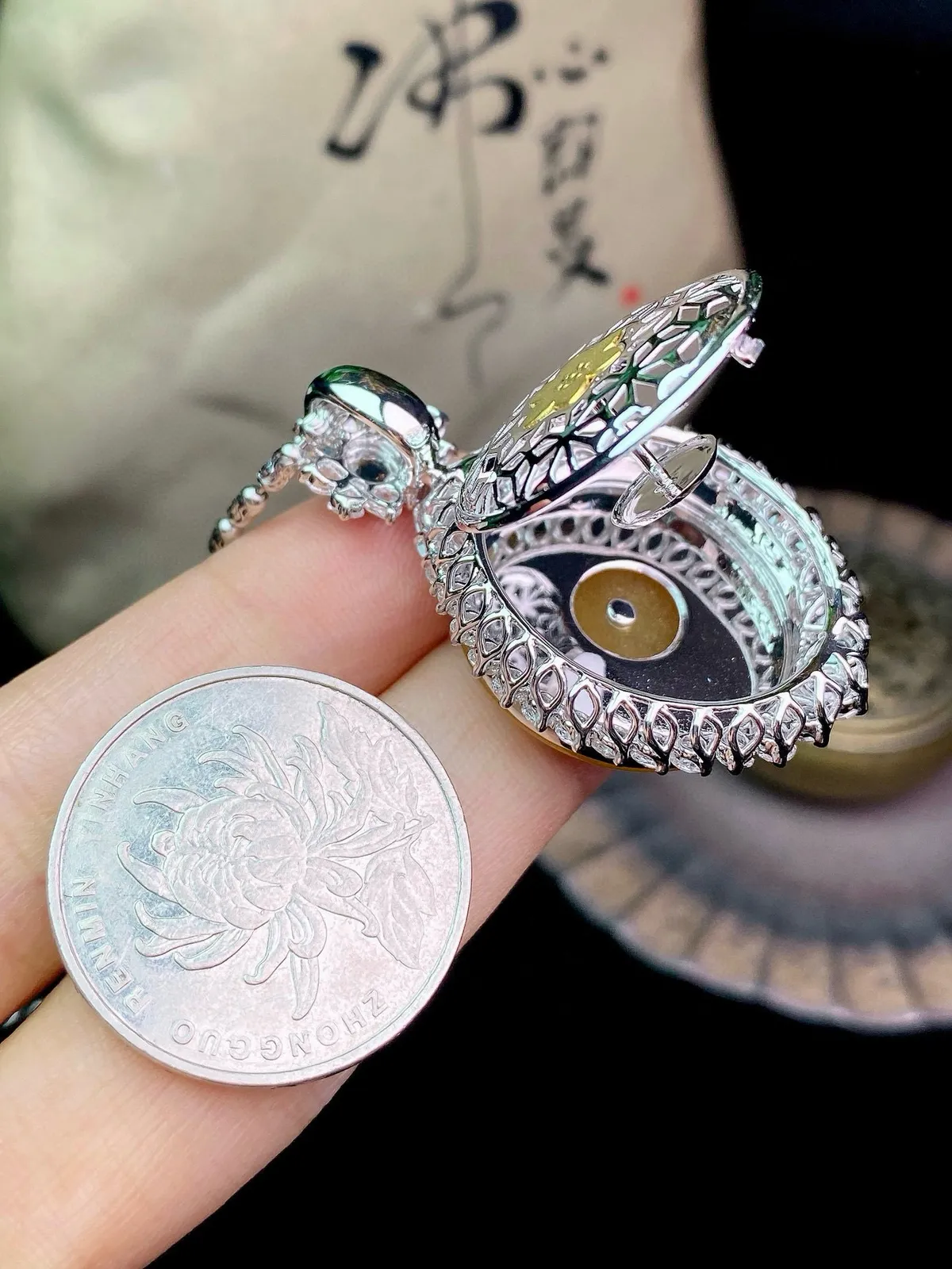 【冰种黄翡平安扣】质地非常细腻，冰润十足，种老冰透，收藏品质，18k金钻镶嵌，裸石尺寸22.5*3.8毫米