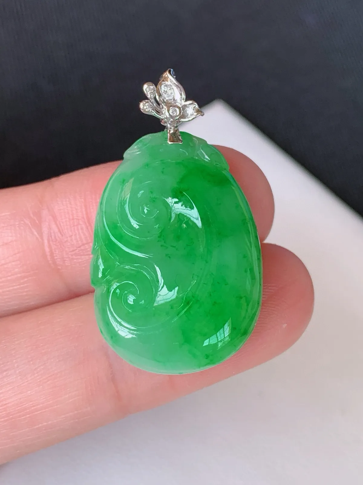 【18k镶嵌冰飘绿如意】完美
裸石尺寸：25.8/18.5/5.4
整体尺寸：32.5