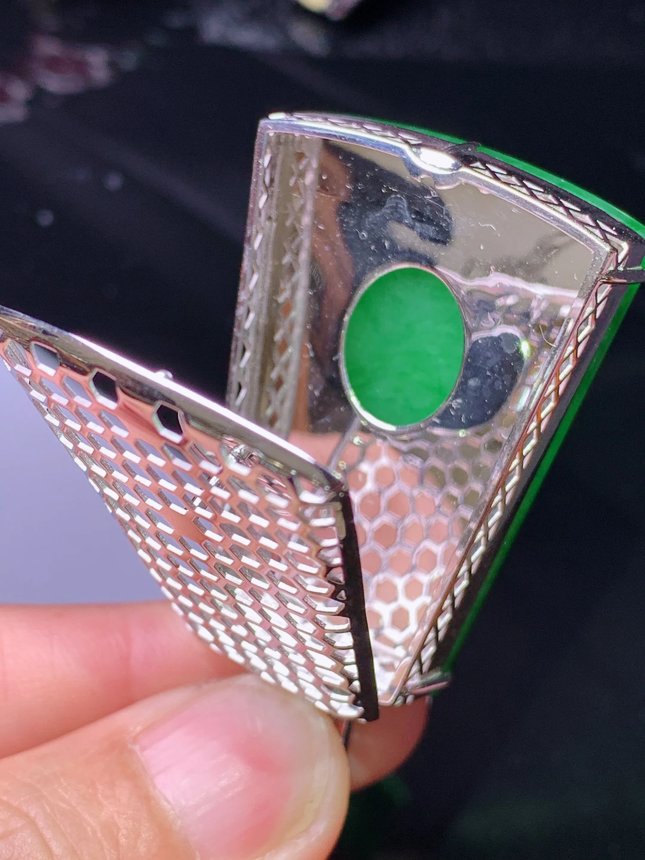 18k金钻镶嵌满绿无事牌吊坠 玉质细腻 色泽清新艳丽 整体尺寸48.6*27.8*9.2