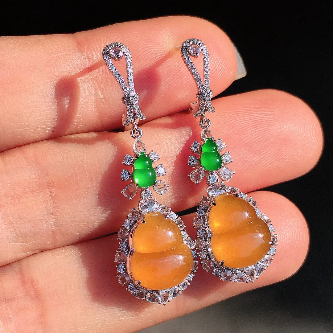 黄翡葫芦耳坠，色泽均匀艳丽，玉质细腻，荧光感超
强，饱满圆润，尽显优雅气质，18k
金豪华镶嵌