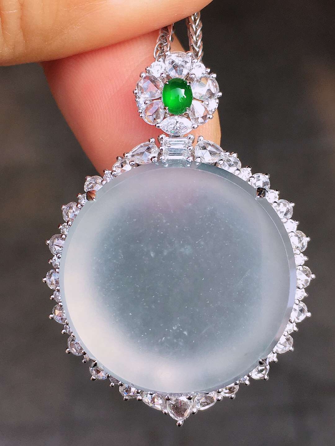 冰种平安扣吊坠，玉质细腻，荧光感超
强，饱满圆润，尽显优雅气质，18k
金豪华镶嵌