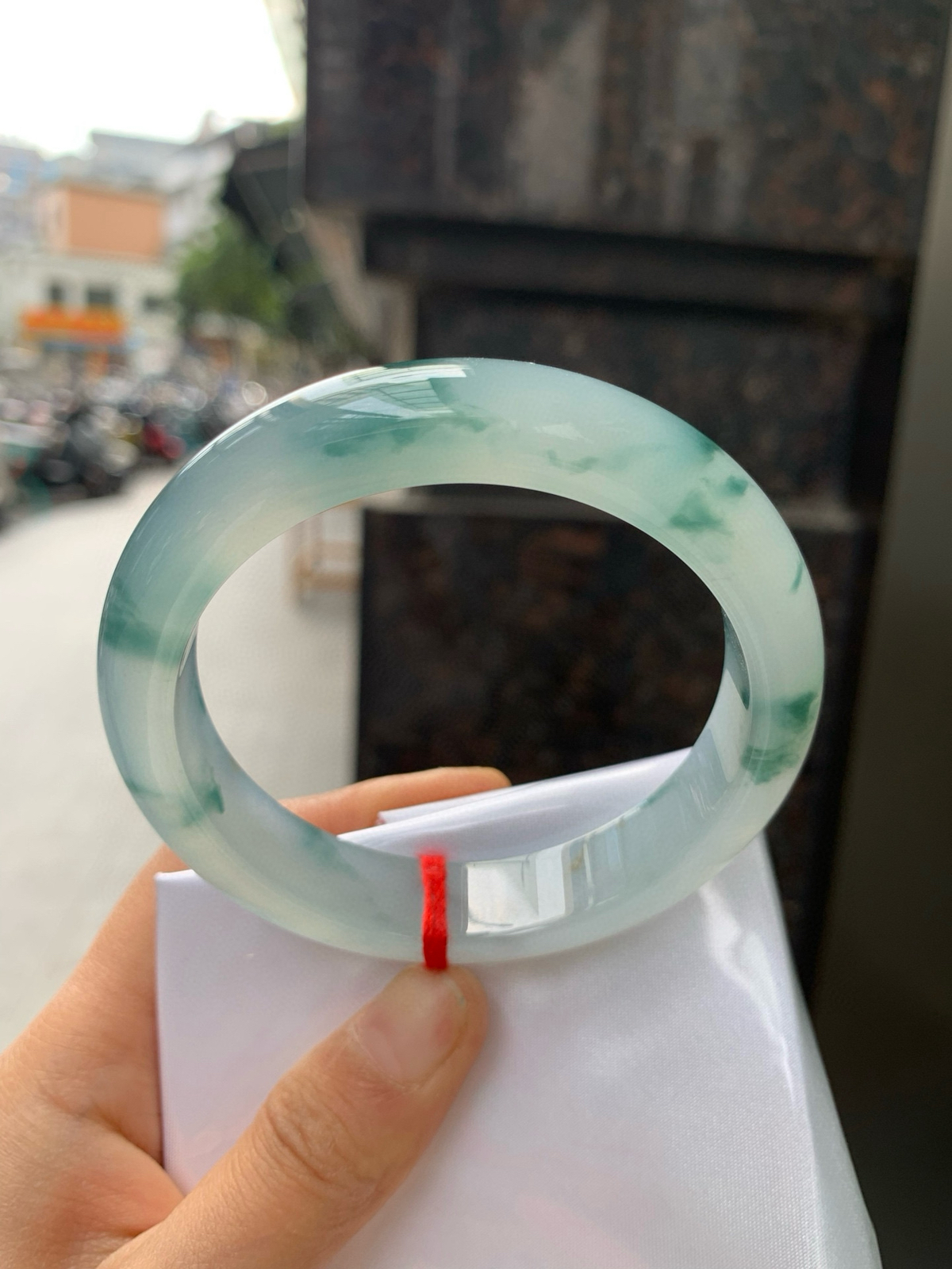 冰飘蓝花正圈
57.5-12.8-8.7
底妆纯净冰透，胶感十足，蓝花像水墨丹青一样，在水中晕染开来，蕴含着传统的韵味美，勾勒出一副唯美的山水意境画，上手典雅知性，温婉端庄