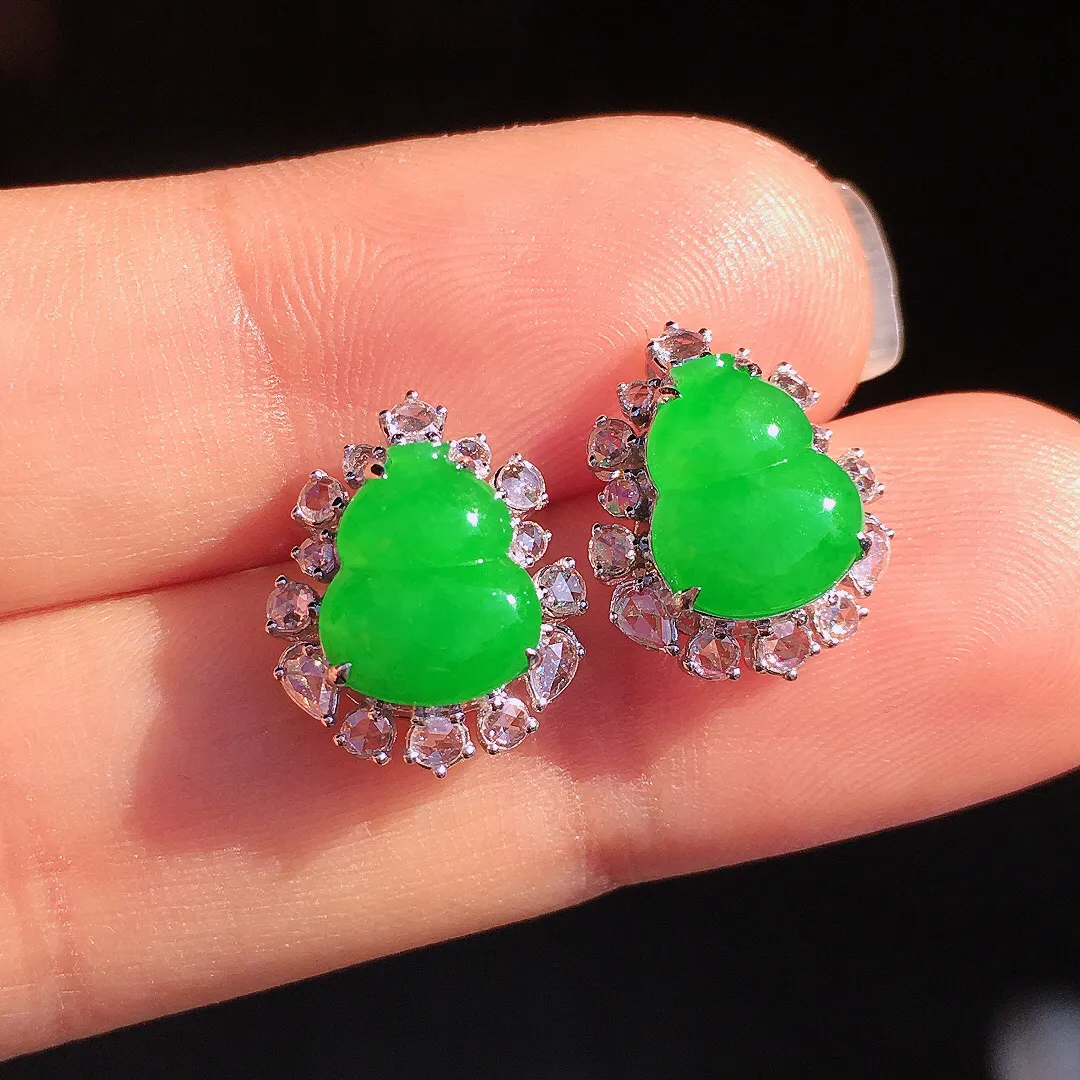 阳绿葫芦耳钉，色泽均匀艳丽，玉质细腻，荧光感超
强，饱满圆润，尽显优雅气质，18k
金豪华镶嵌