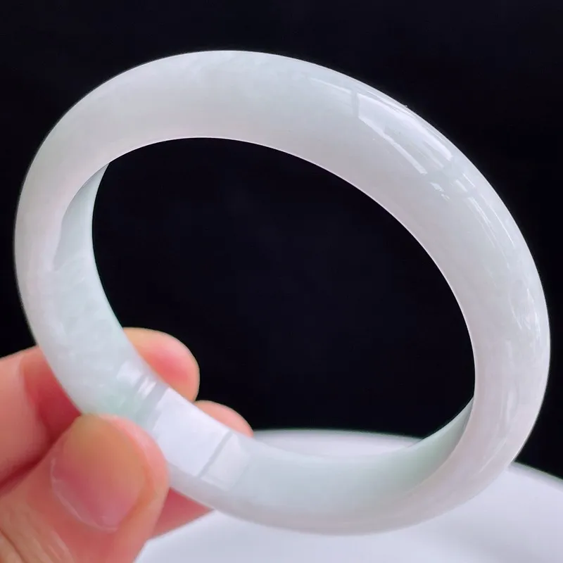 自然光拍摄天然翡翠A货好种水54mm正圈手镯 45.64克