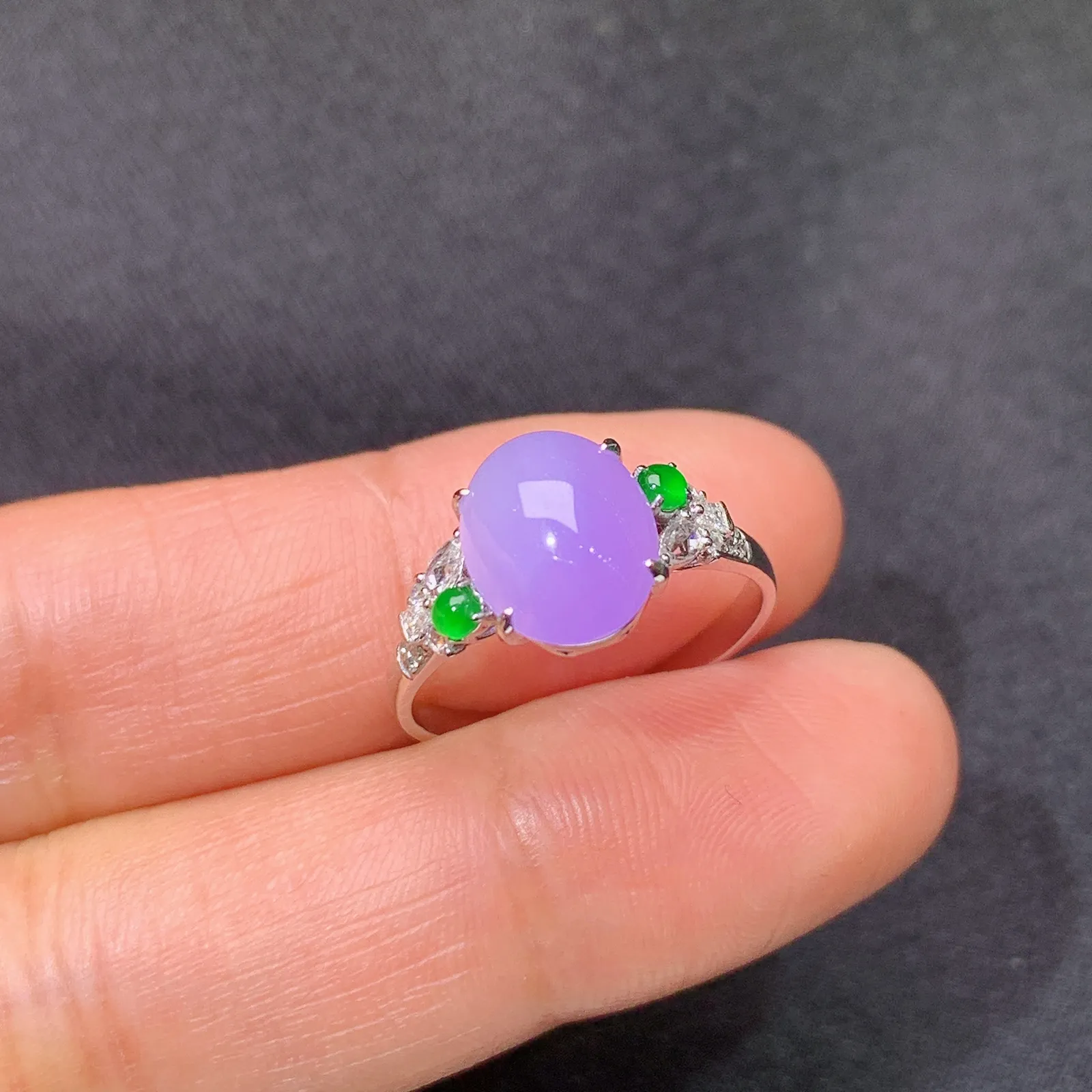 冰紫罗兰蛋面戒指，18k金镶嵌，温润细腻，颜色鲜艳，圈口13 裸石9.3*7.3*3.3