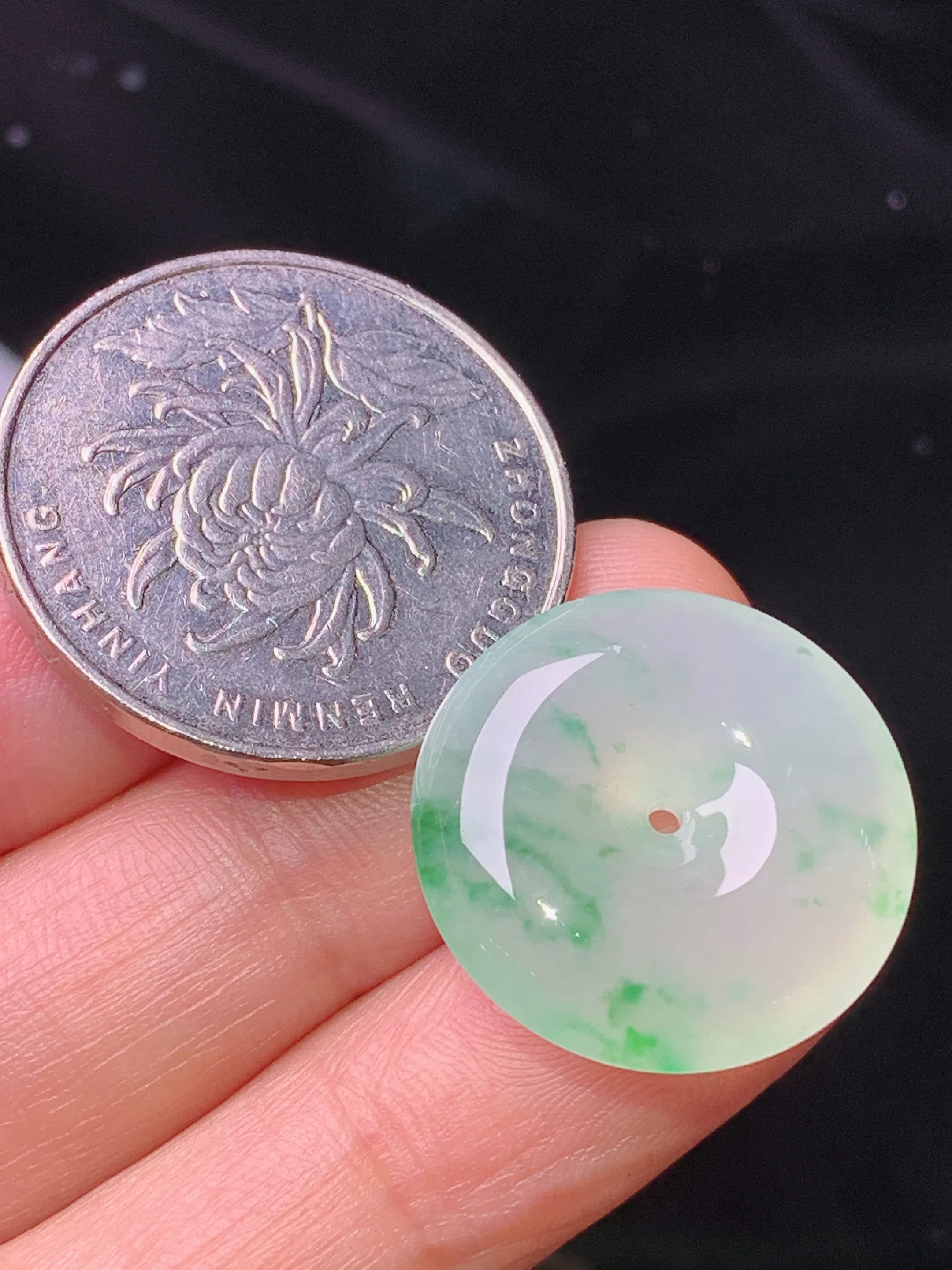 冰种飘绿平安扣吊坠 玉质细腻 色泽清新艳丽 整体尺寸20.2*5.5