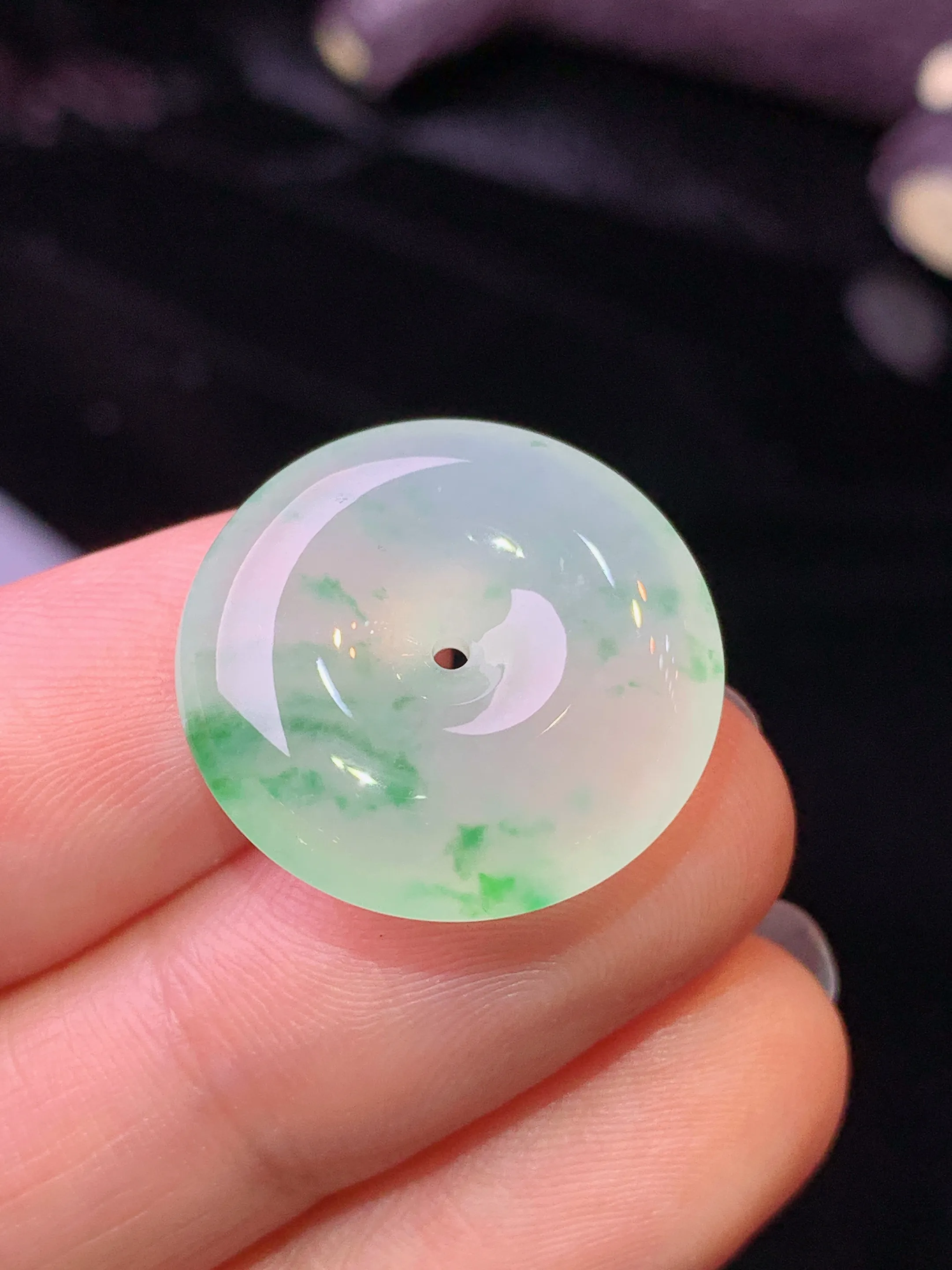 冰种飘绿平安扣吊坠 玉质细腻 色泽清新艳丽 整体尺寸20.2*5.5