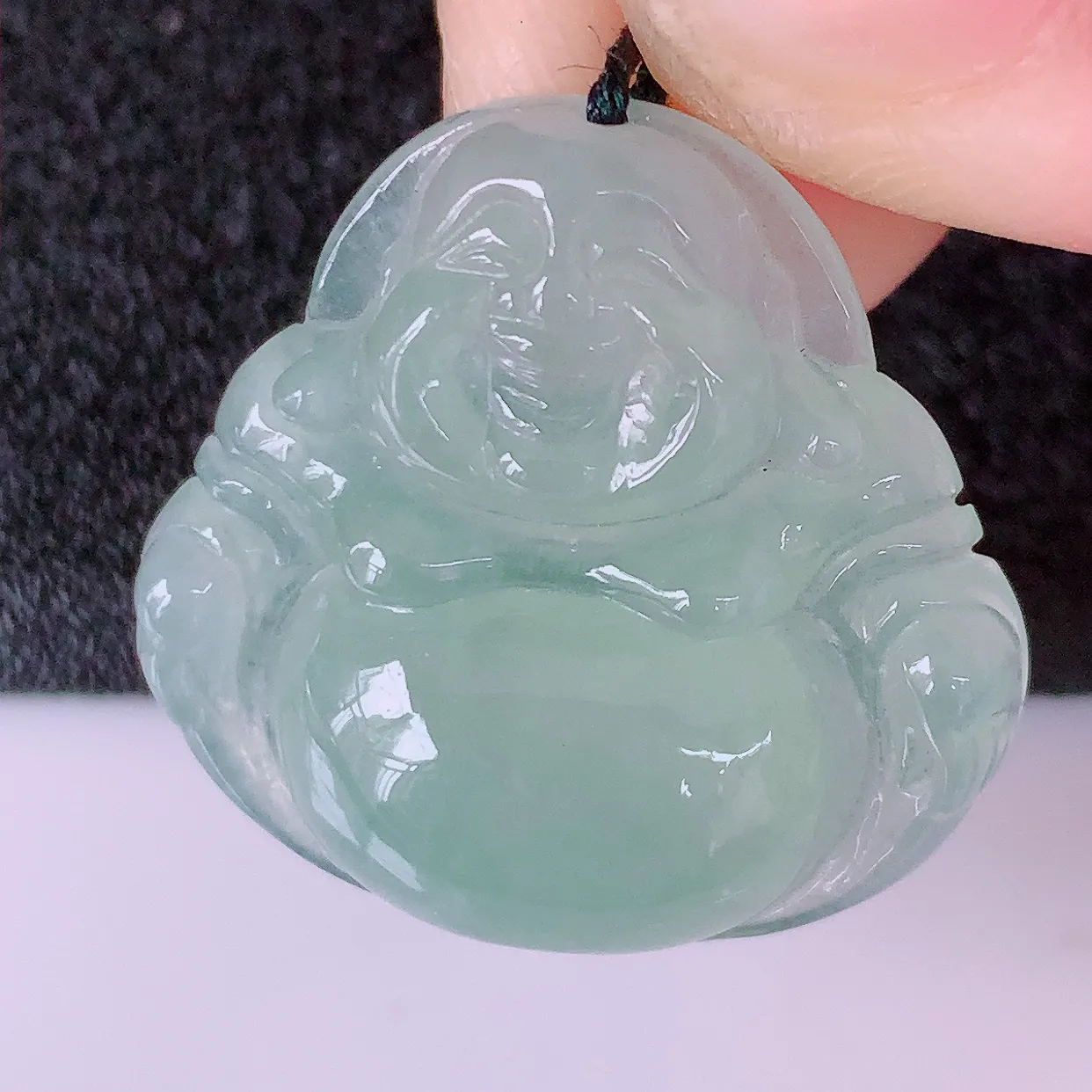 自然光实拍，冰种淡绿翡翠佛公吊坠，水灵起胶，翠色迷人，佛公在心中，一生平安，饱满圆润，开怀大笑佛公，配戴灵气十足！#57.20