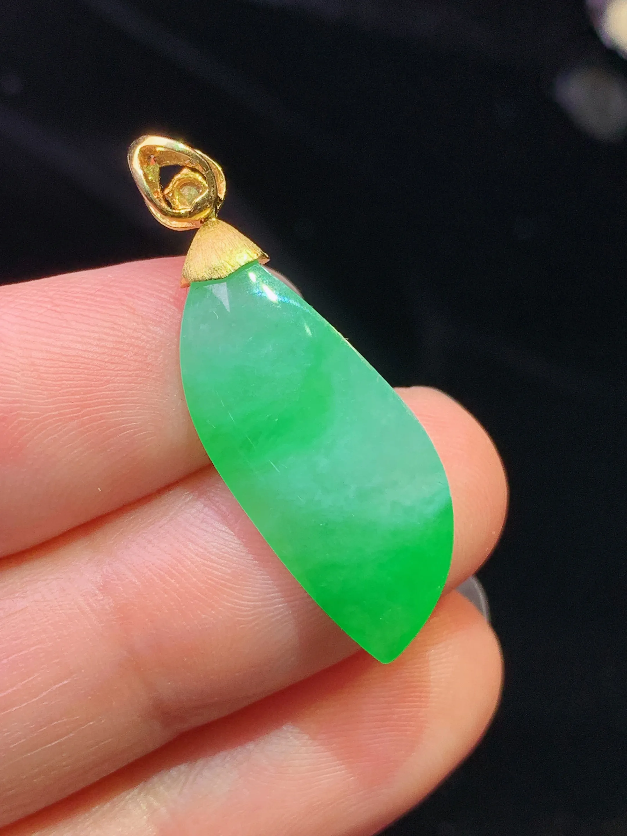 18k金钻镶嵌翠绿随形吊坠 玉质细腻 色泽清新艳丽 整体尺寸31.6*10.6*6