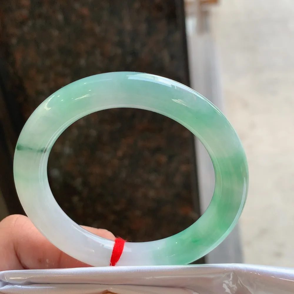 圆条冰绿 无瑕 尺寸:53.3/10/9.8 种色兼备