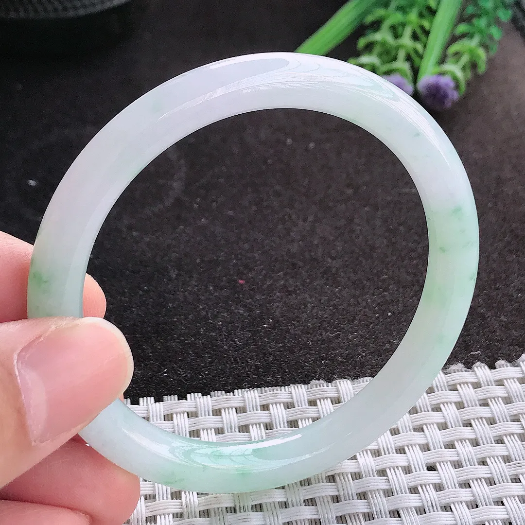 天然A货翡翠54/7.5/7.7老坑秀气冰润飘绿花圆条手镯玉镯